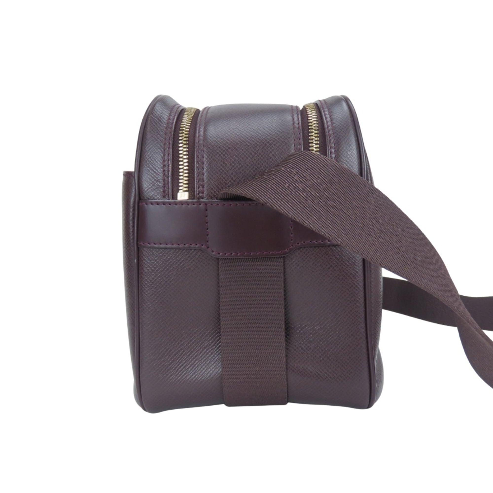 Louis Vuitton Acajou Galle Taiga Leather Shoulder Bag (Pre-Owned)