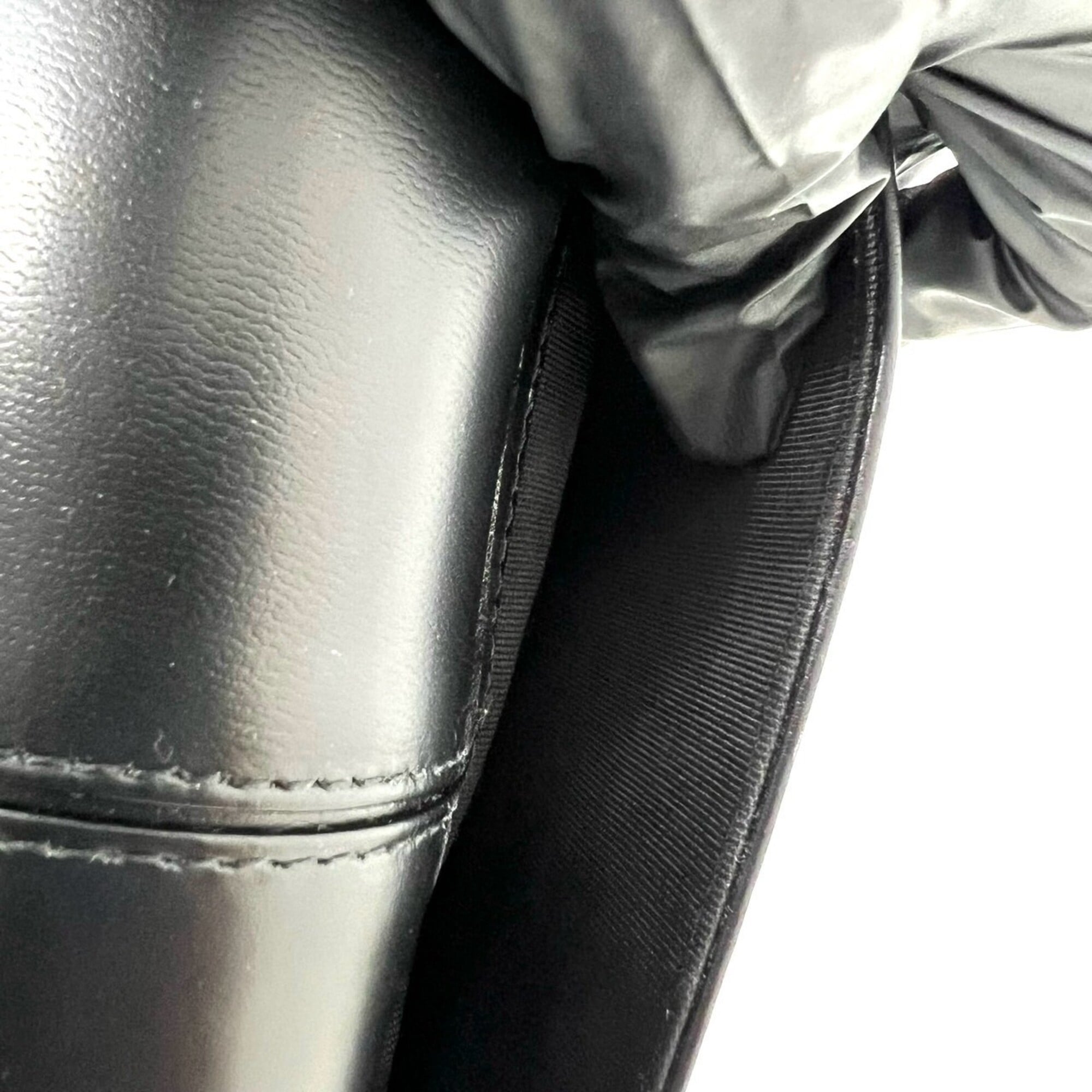 Yves Saint Laurent Black Leather Handbag (Pre-Owned)