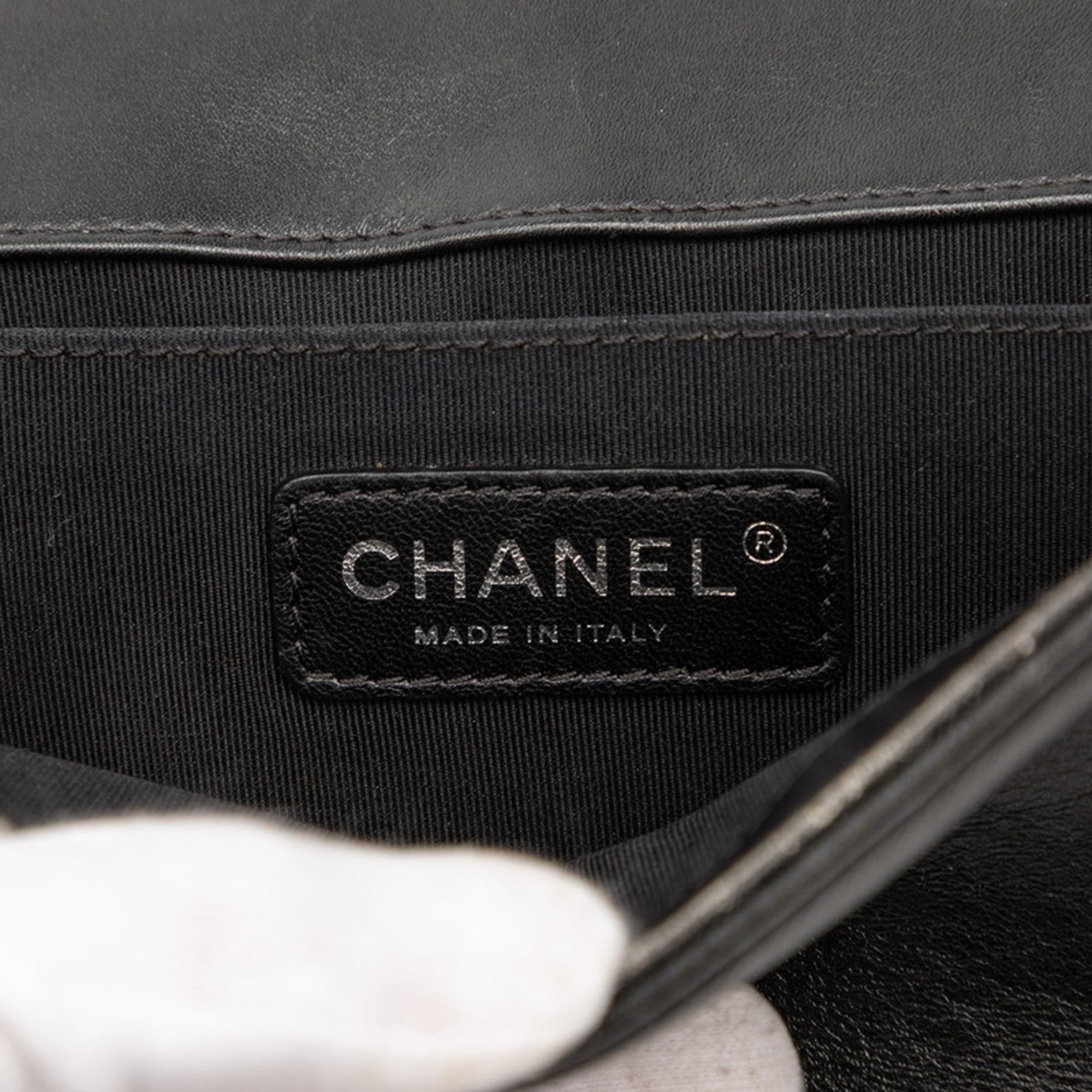 Chanel Black Leather Shoulder Bag (Pre-Owned)