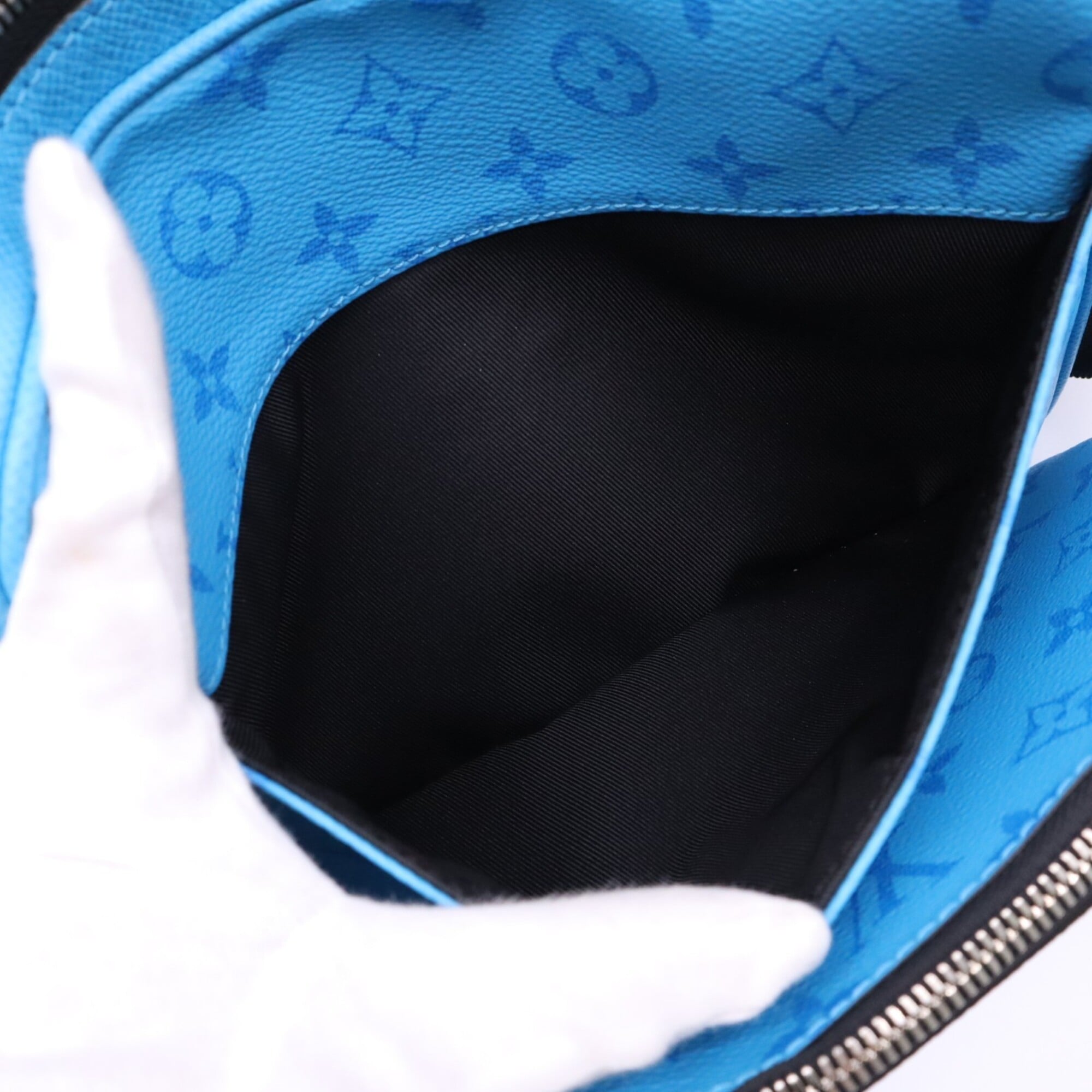 Louis Vuitton Taigarama Blue Leather Shoulder Bag Sling Bag (Pre-Owned)