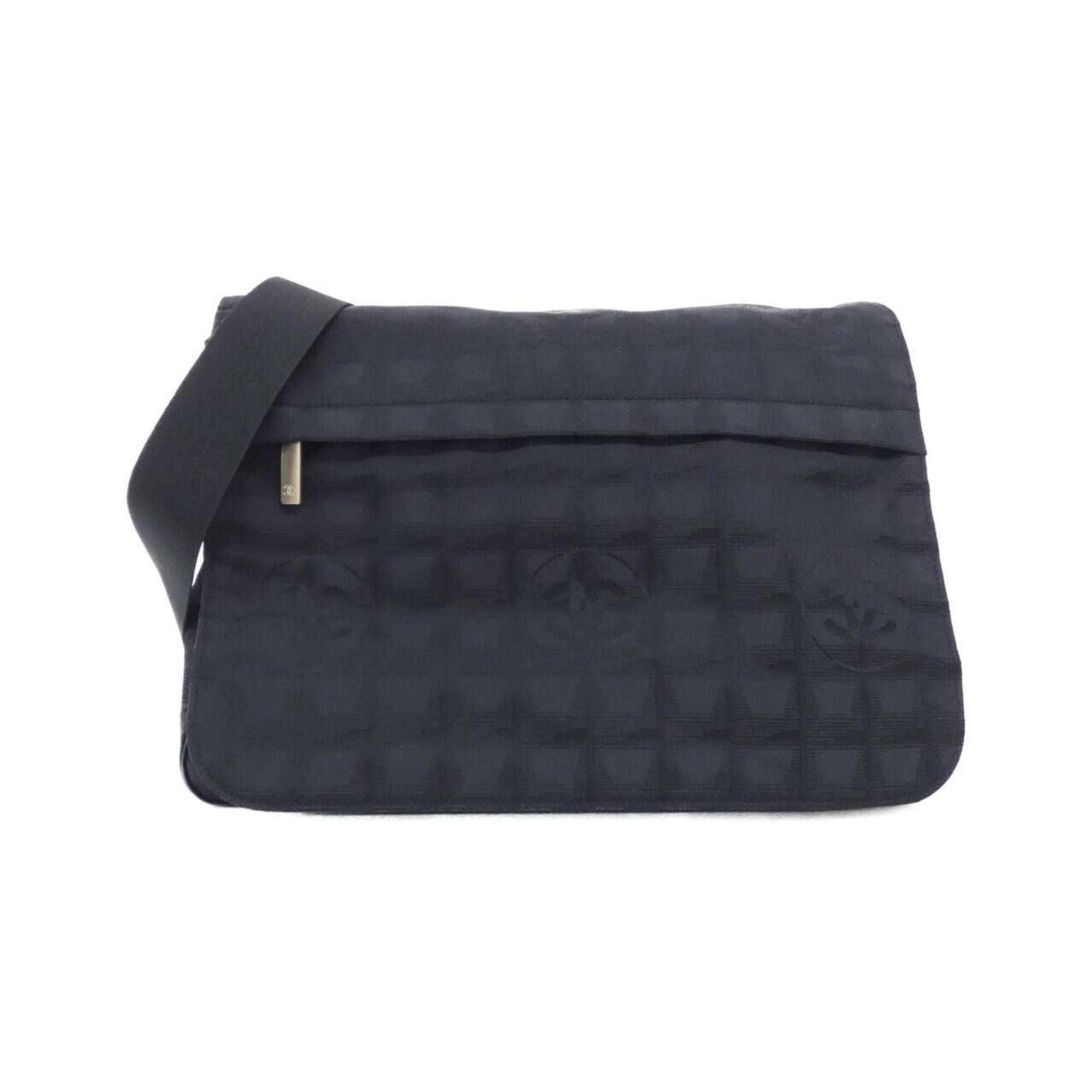 Chanel Black Nylon Shoulder Bag (Pre-Owned)