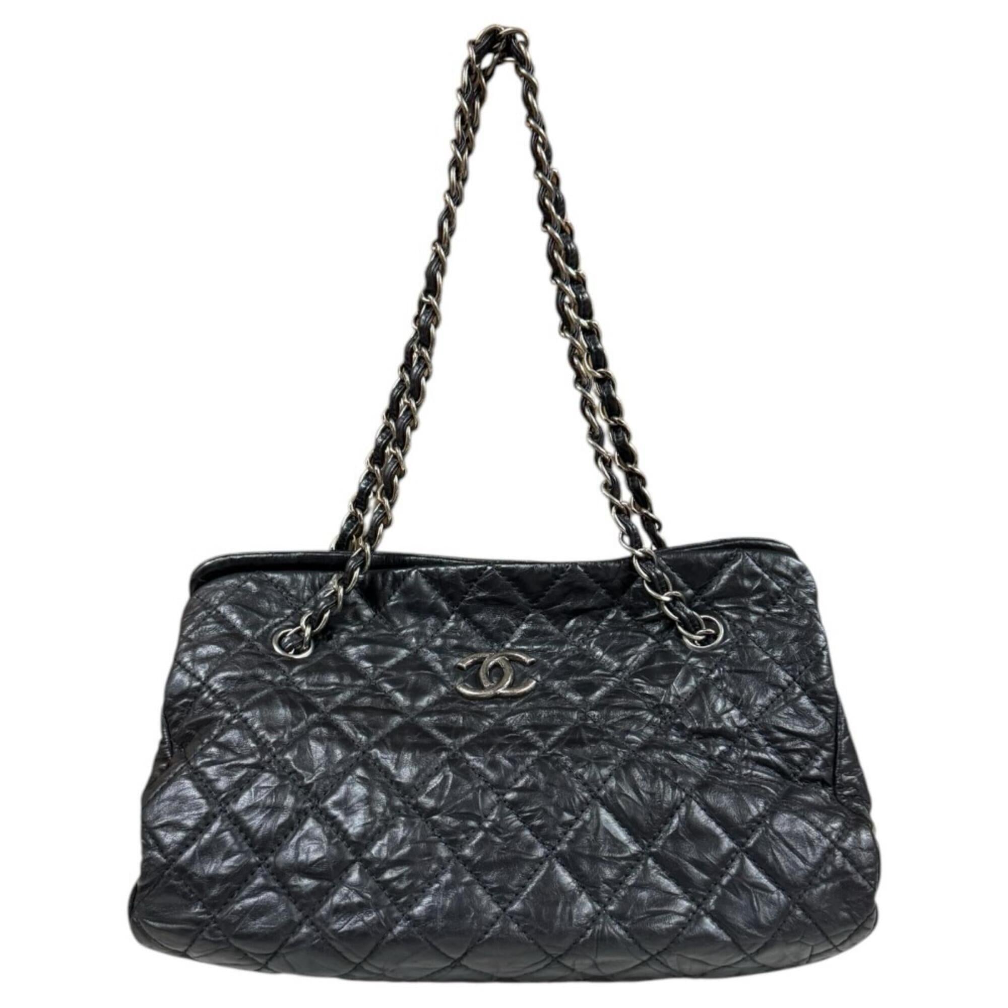 Chanel Matelasse Black Leather Shoulder Bag (Pre-Owned)