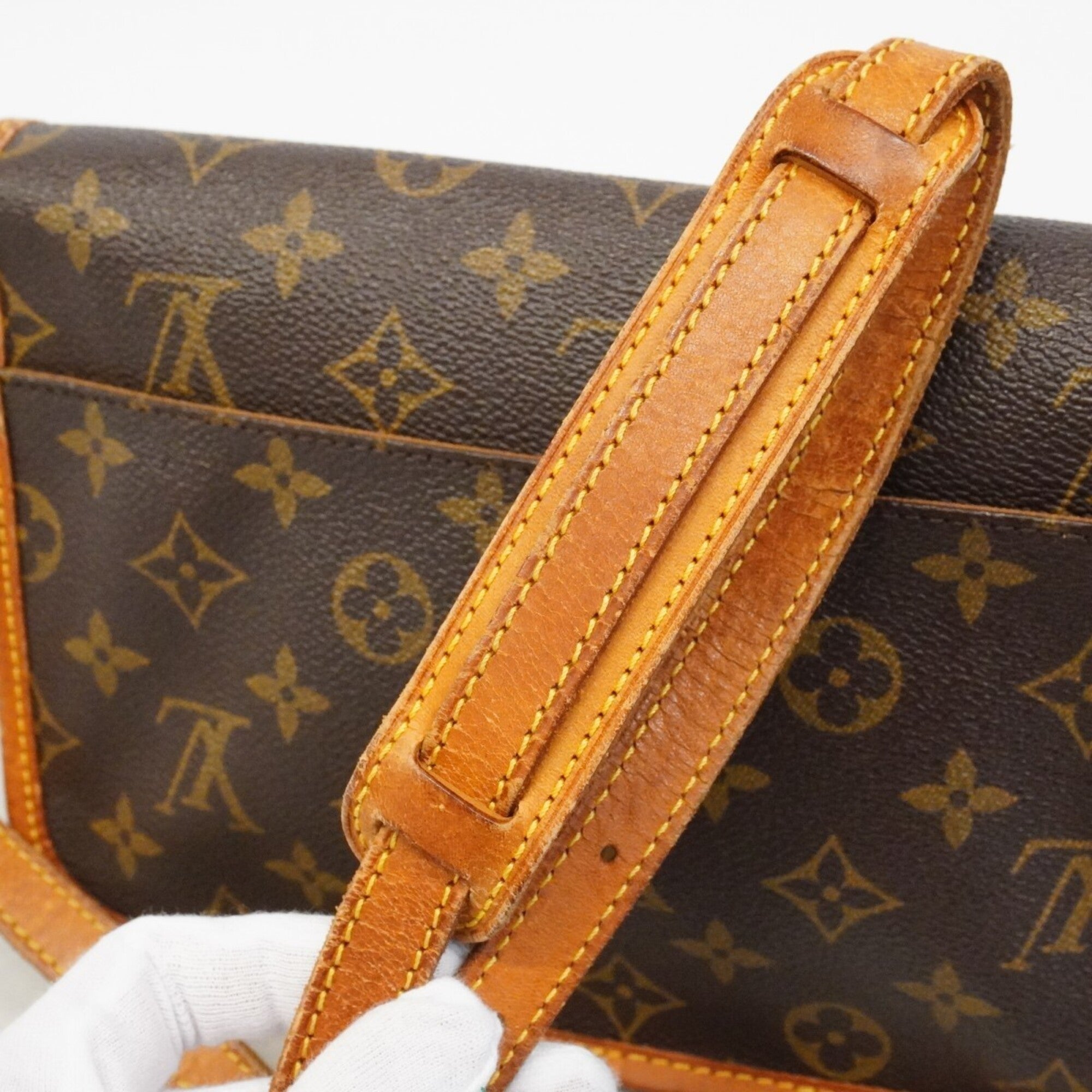 Louis Vuitton Brown Shoulder Bag (Pre-Owned)