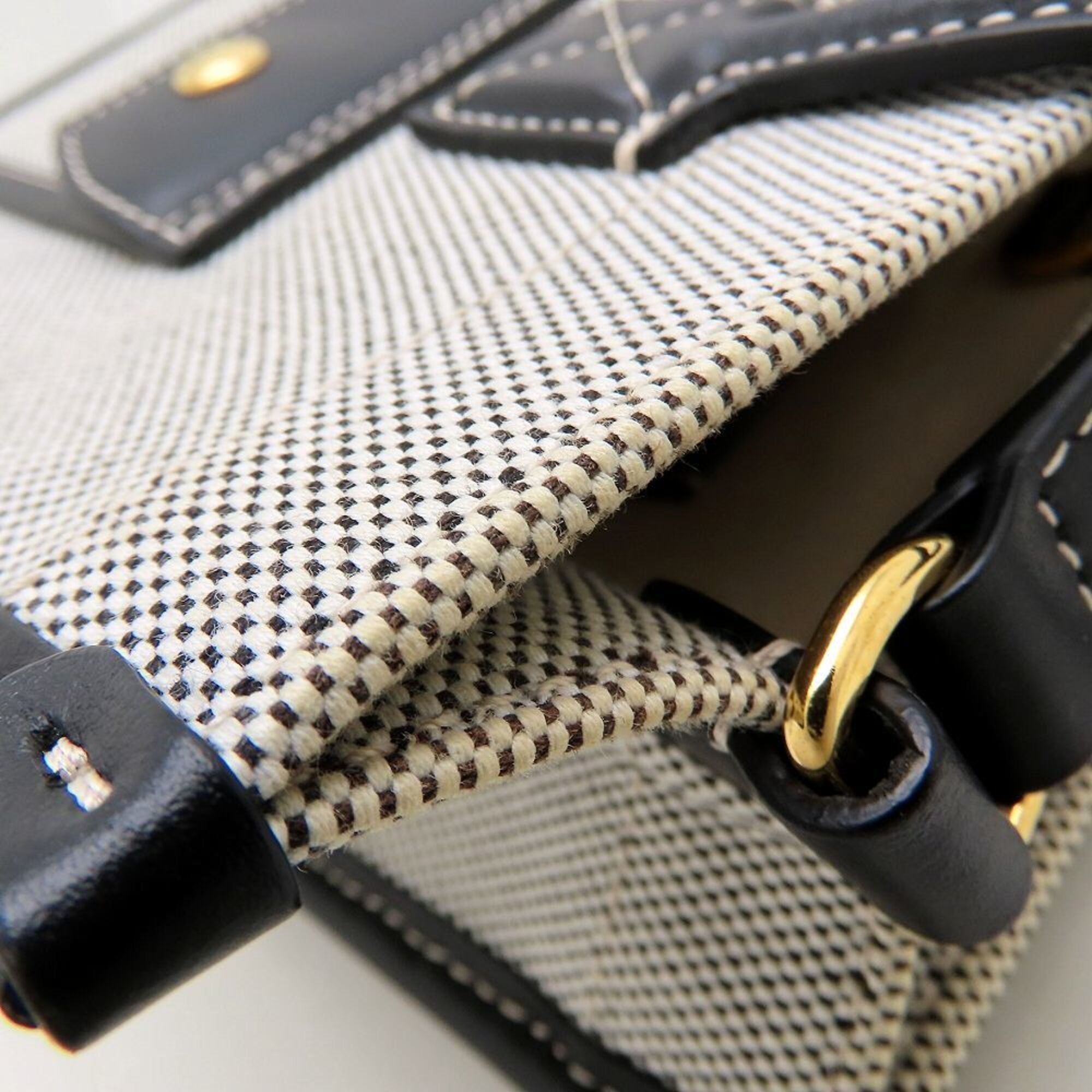 Burberry Black Canvas Leather Shoulder Bag (Pre-Owned)
