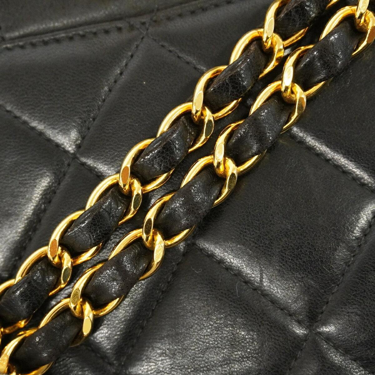 Chanel Black Leather Shoulder Bag (Pre-Owned)