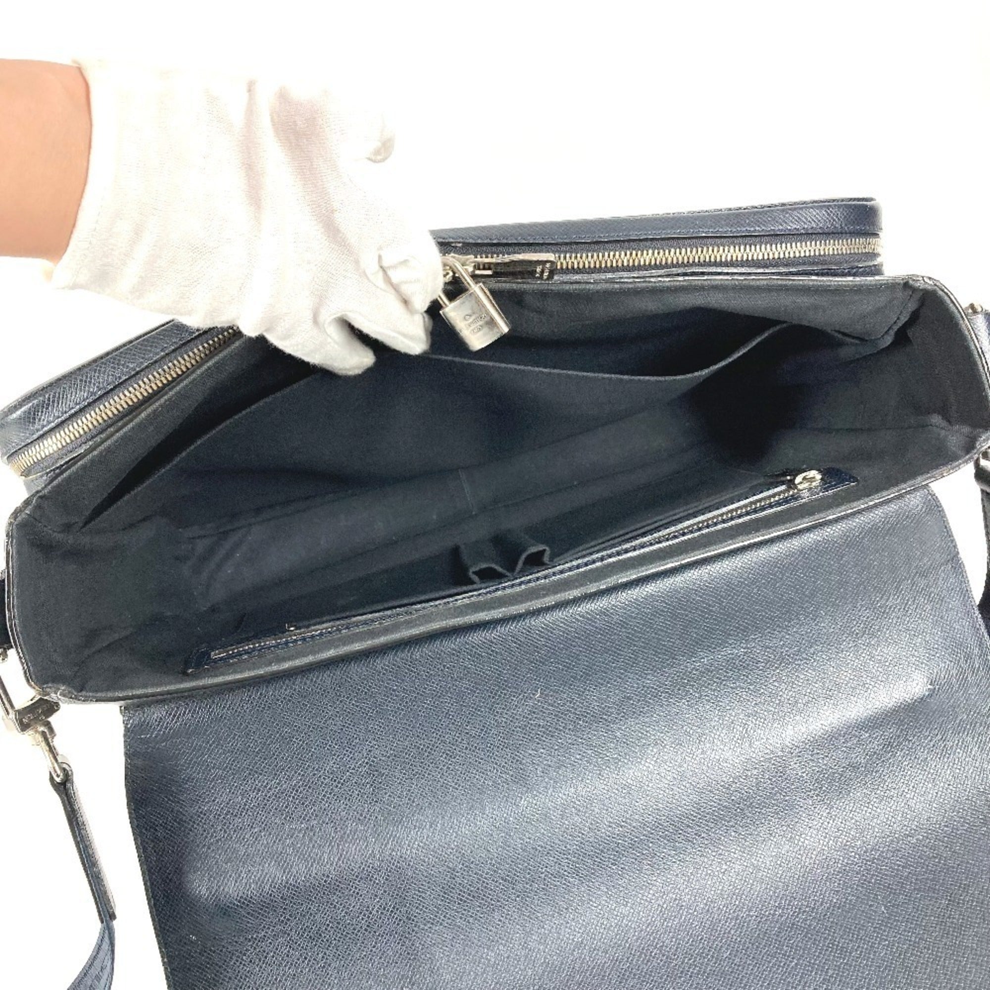 Louis Vuitton Boreal Navy Taiga Leather Handbag Shoulder Bag (Pre-Owned)