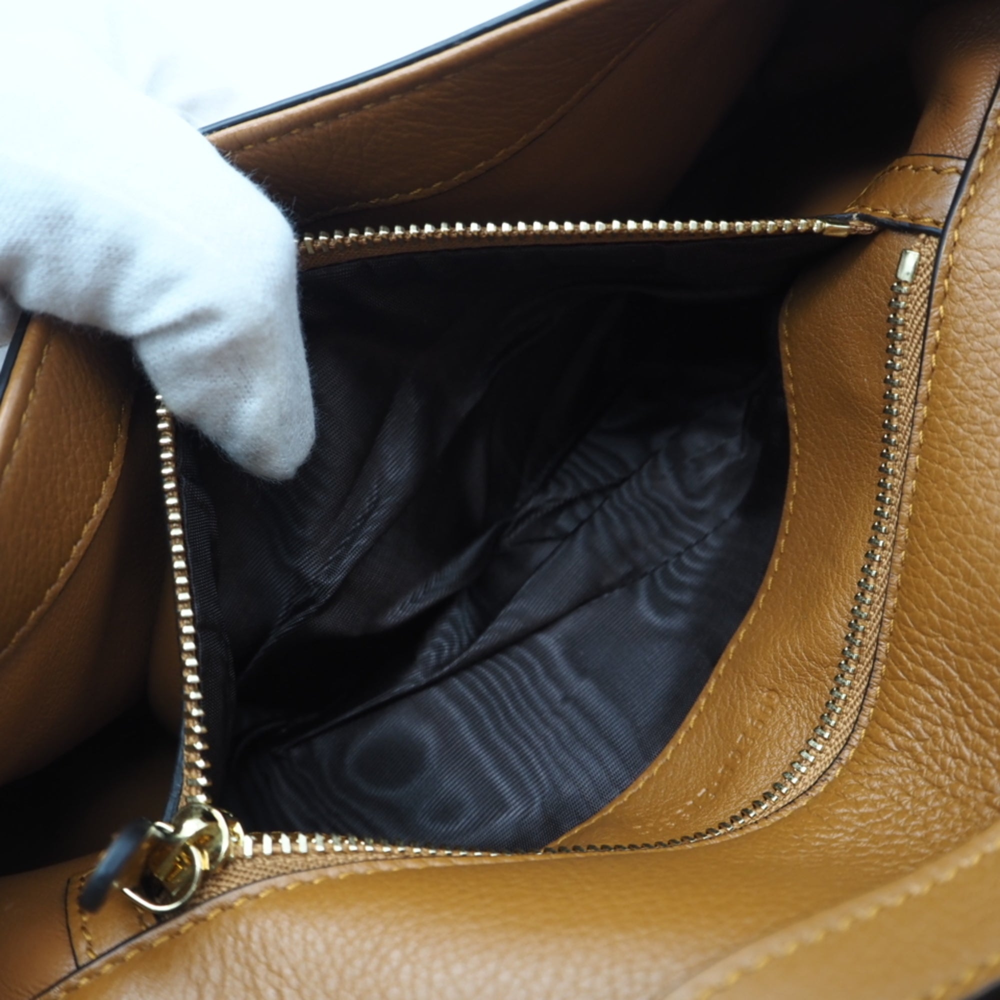 Gucci Camel Leather Shoulder Bag (Pre-Owned)