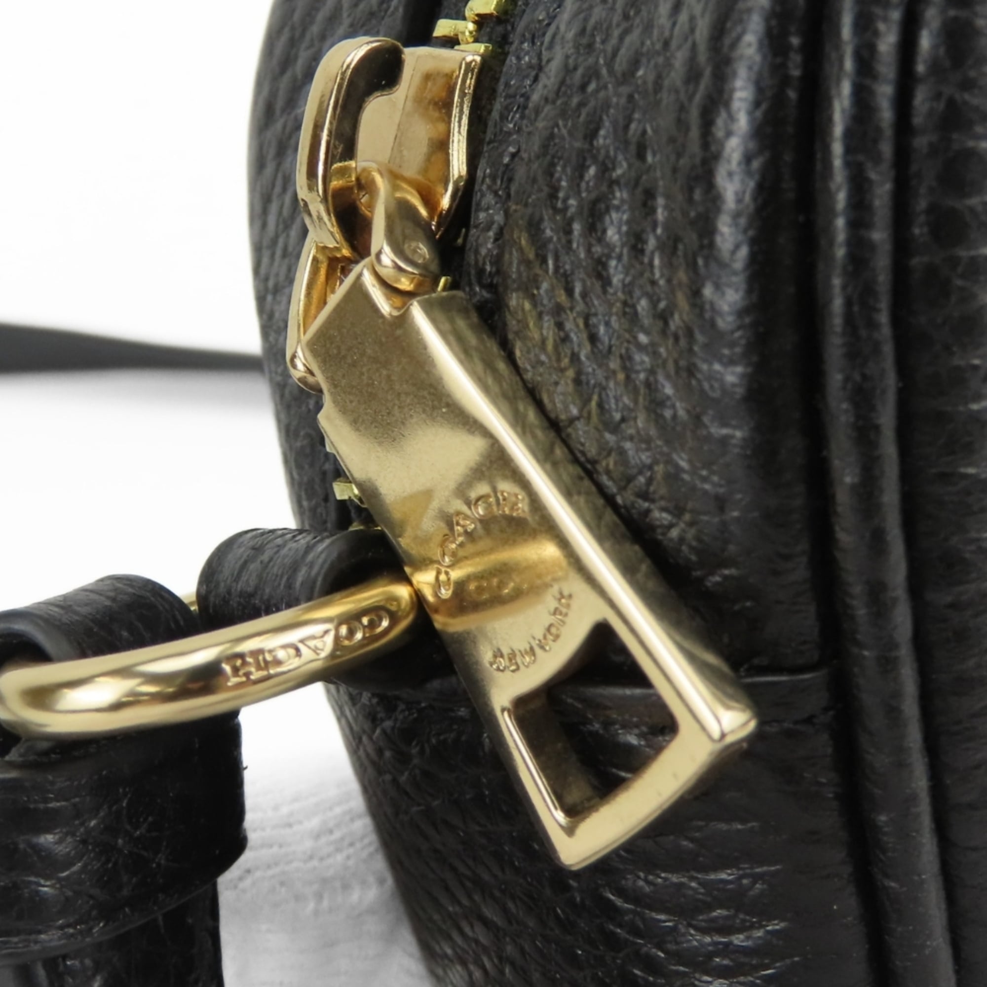 Coach Black Leather Pochette Shoulder Bag (Pre-Owned)
