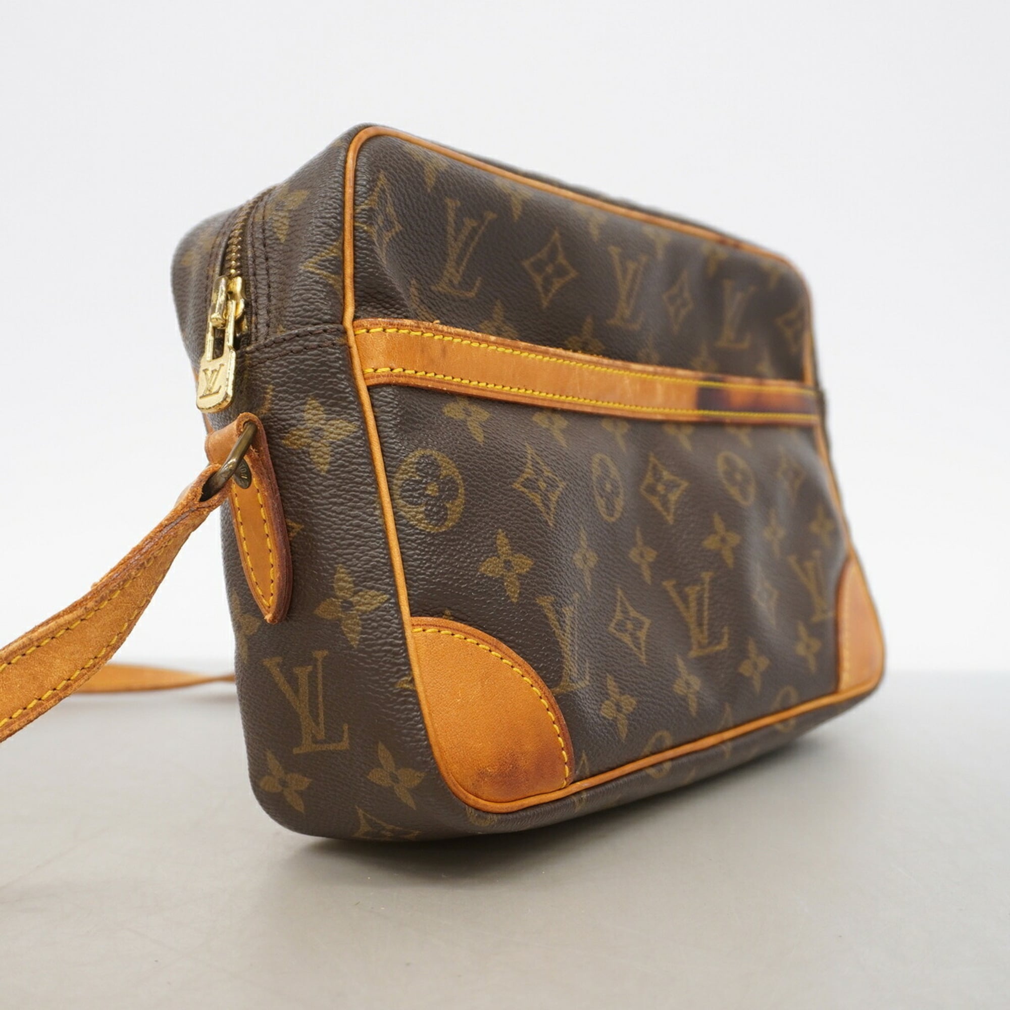 Louis Vuitton Brown Shoulder Bag (Pre-Owned)