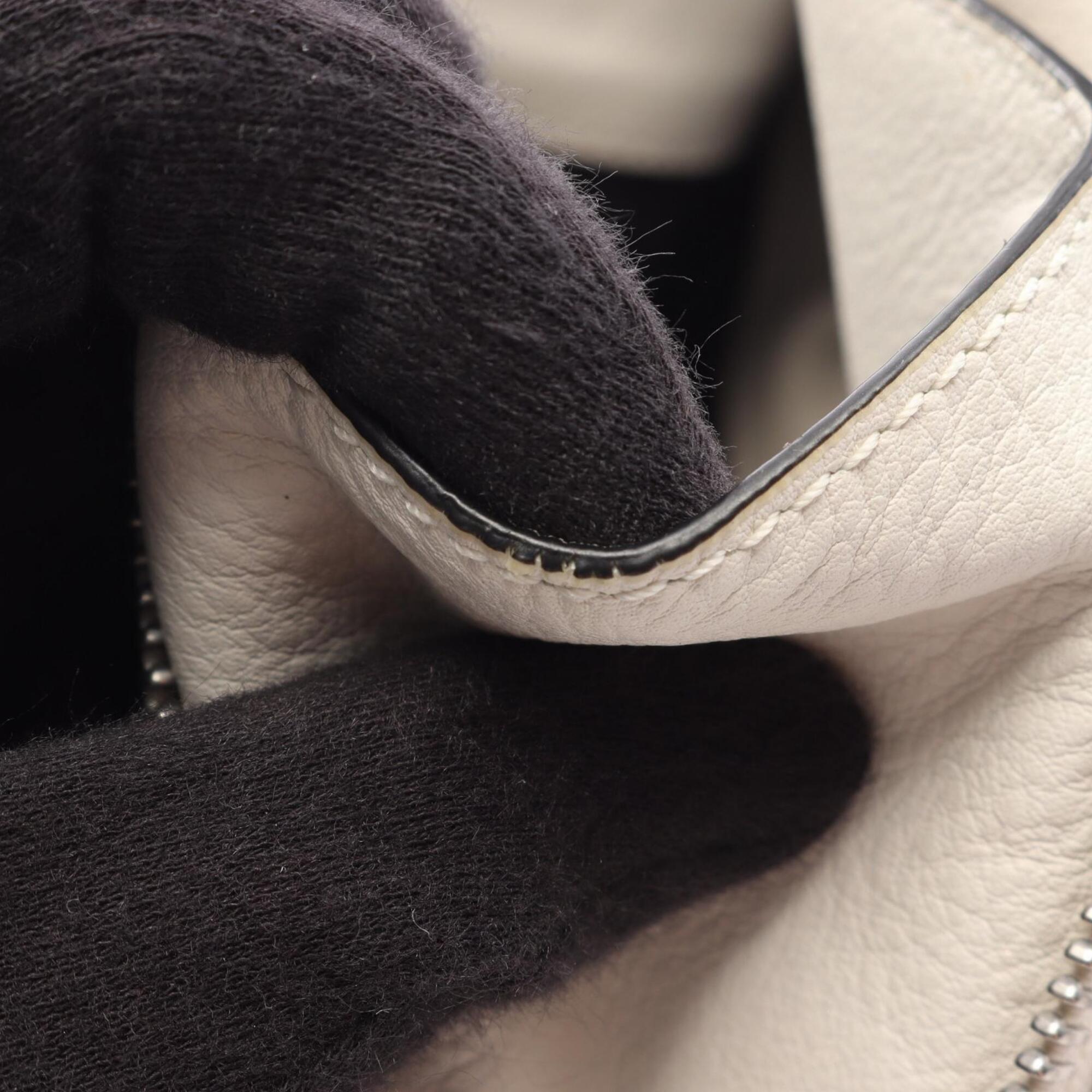 Loewe White Leather Handbag (Pre-Owned)