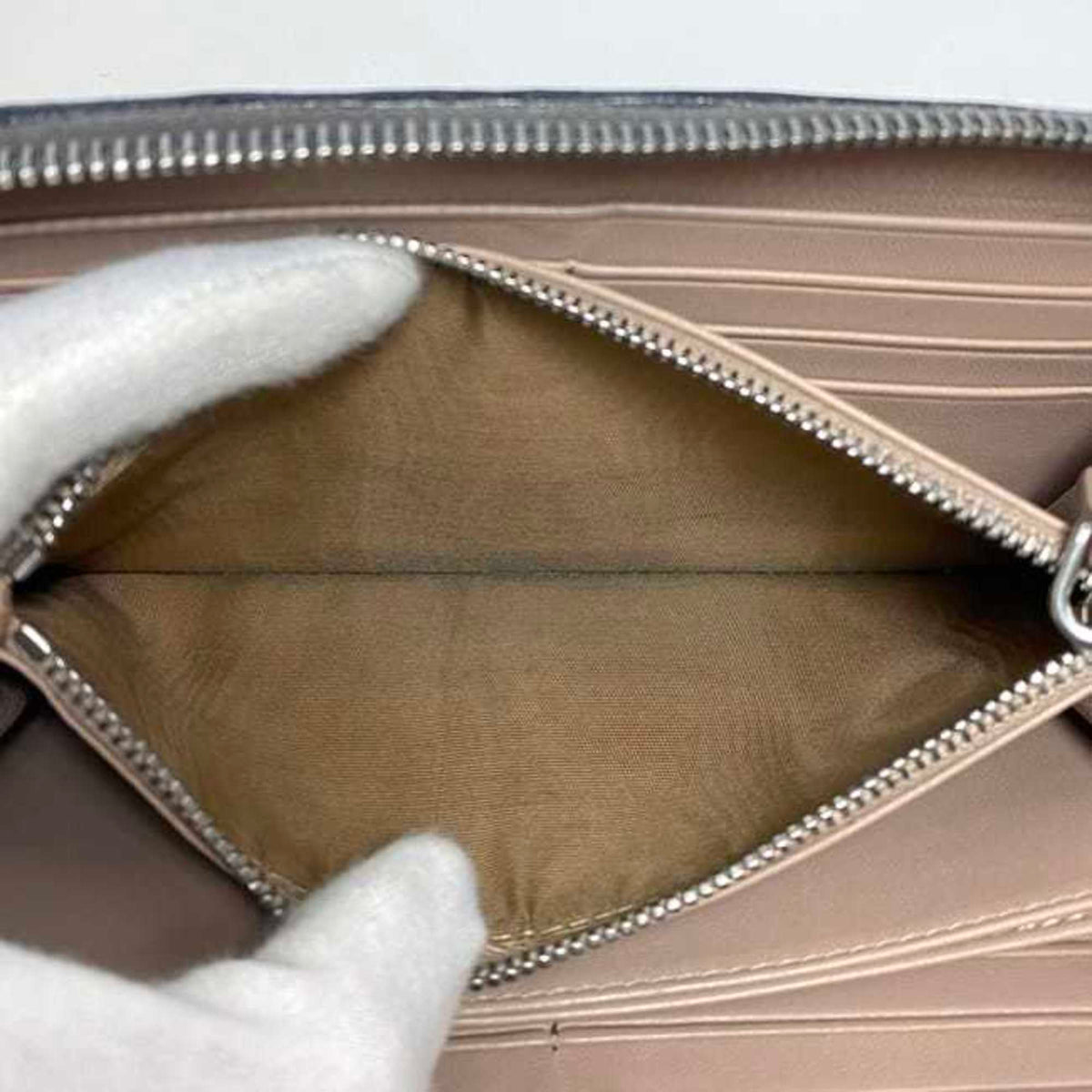 Prada Black Leather Long Wallet (Bi-Fold) (Pre-Owned)
