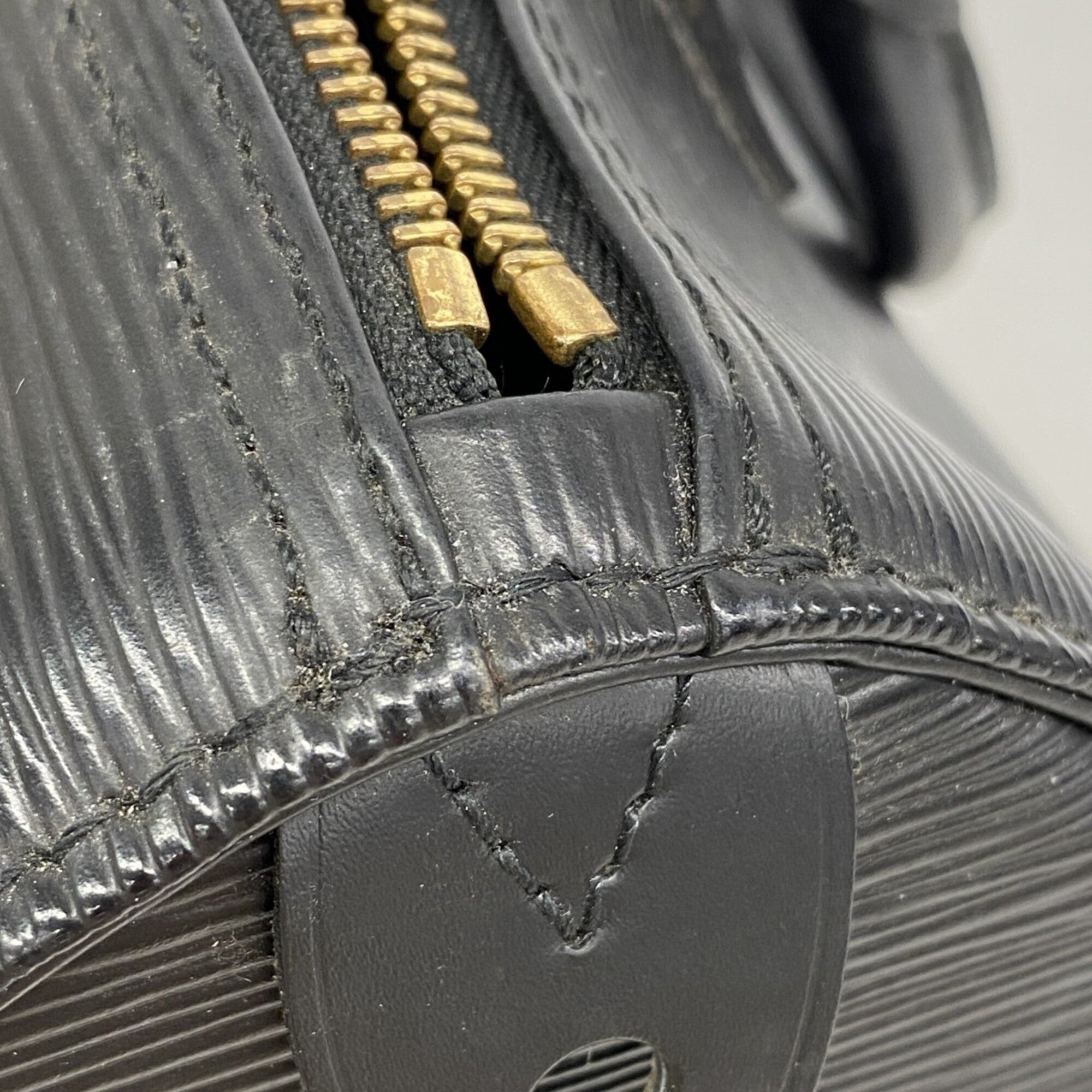 Louis Vuitton Noir Handbag (Pre-Owned)