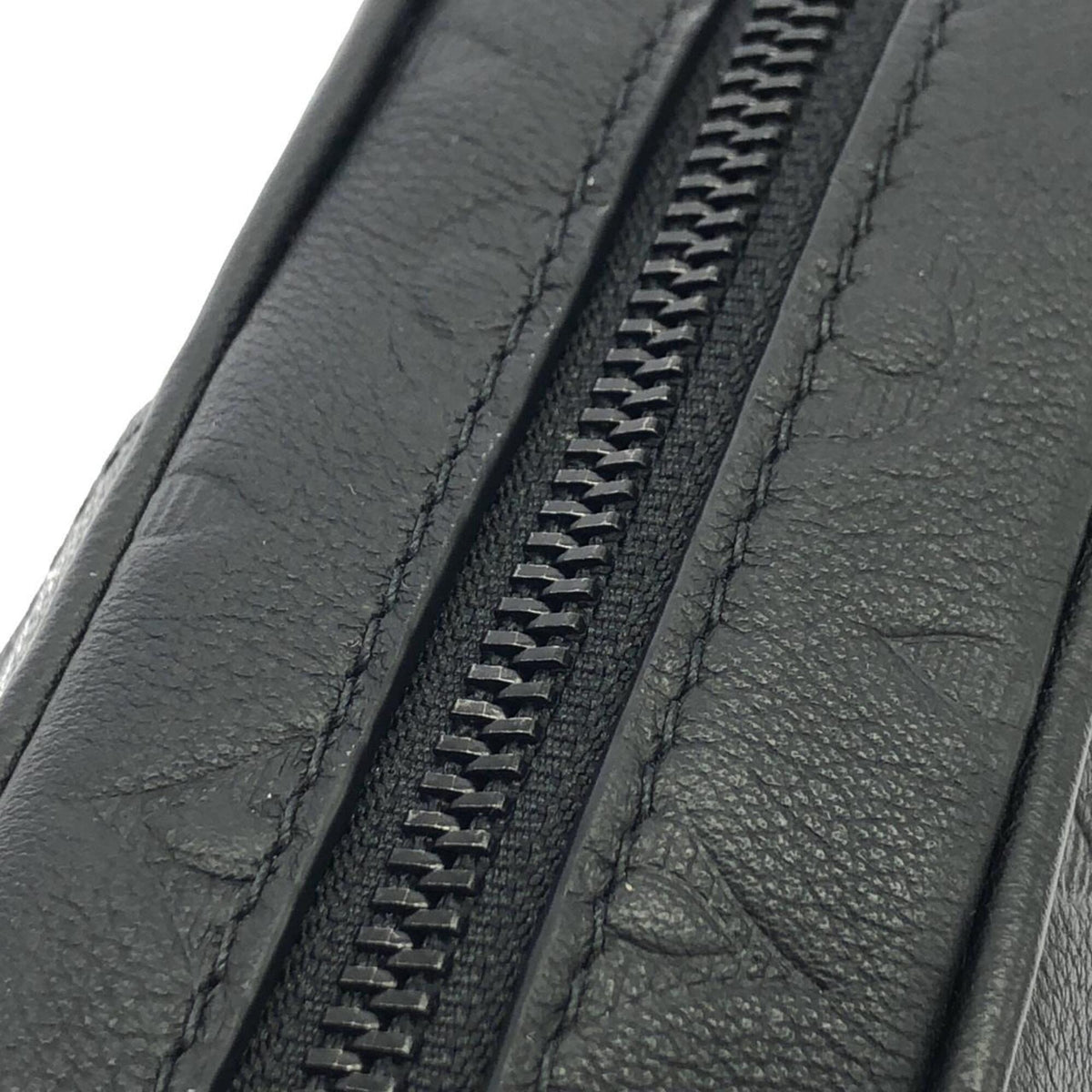 Louis Vuitton Black Leather Shoulder Bag (Pre-Owned)