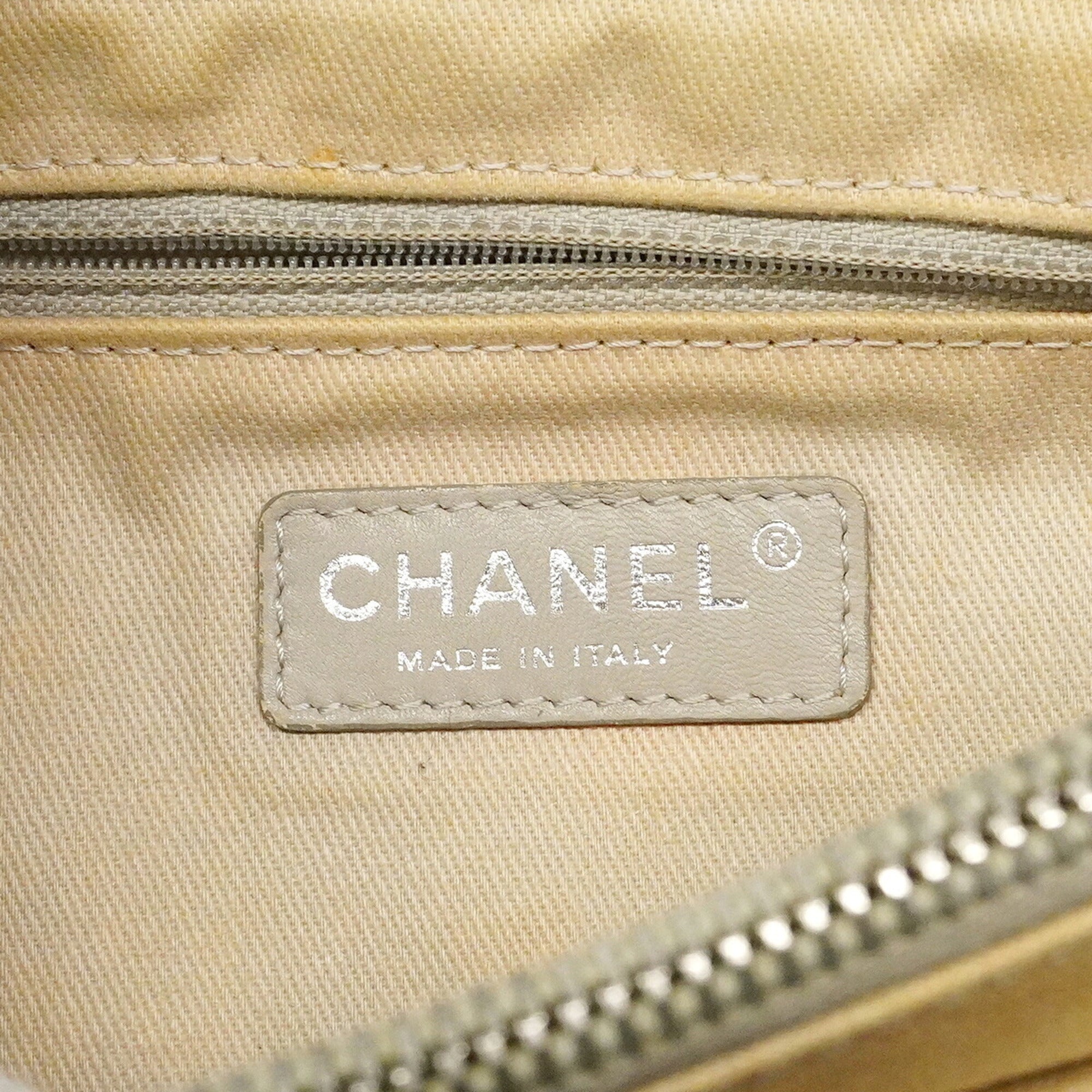 Chanel Black Leather Handbag (Pre-Owned)