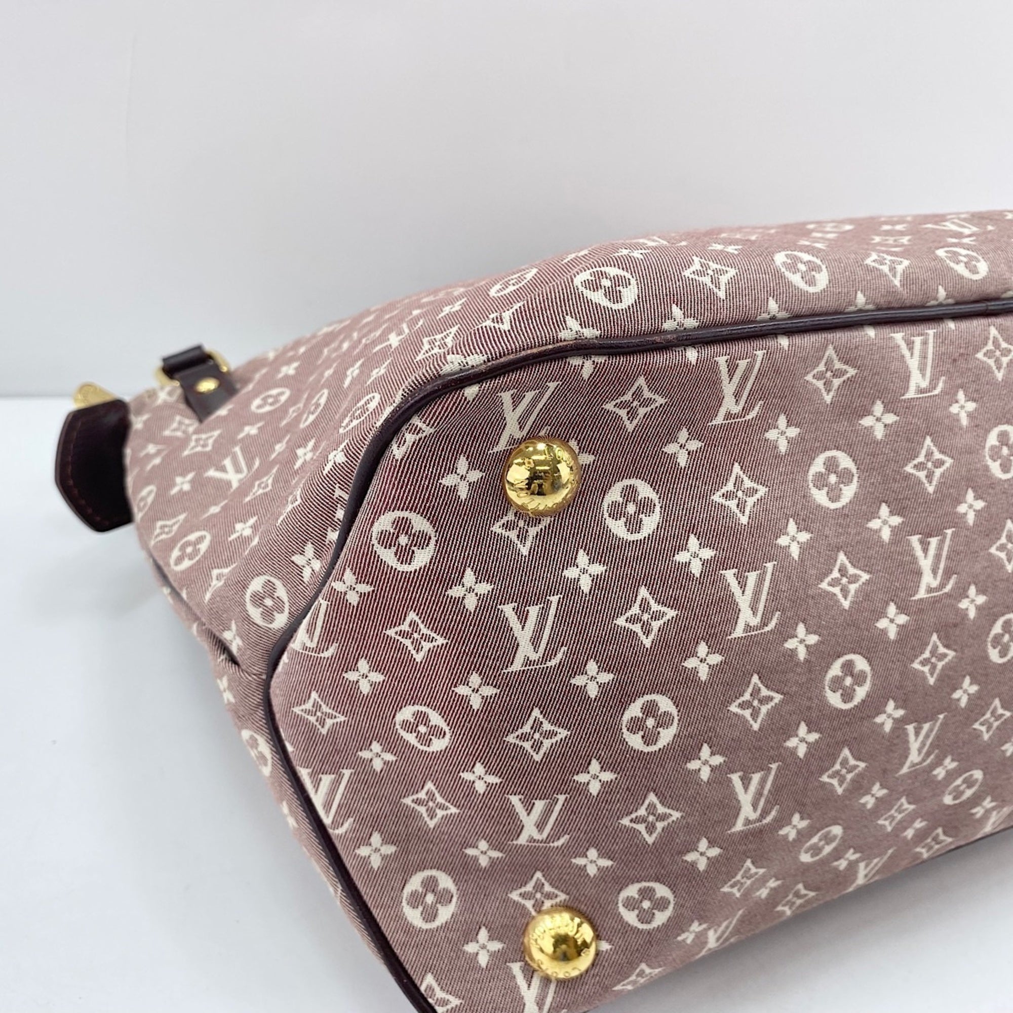 Louis Vuitton Wine Shoulder Bag (Pre-Owned)