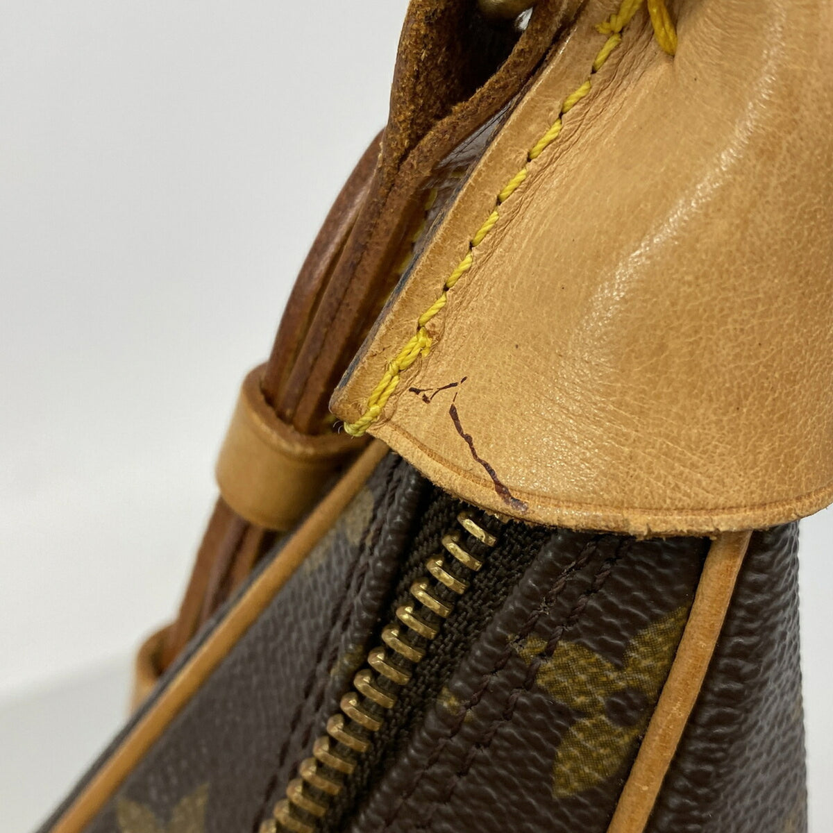 Louis Vuitton Brown Shoulder Bag (Pre-Owned)