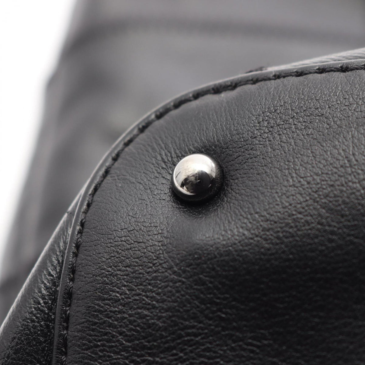 Chanel Black Leather Handbag (Pre-Owned)