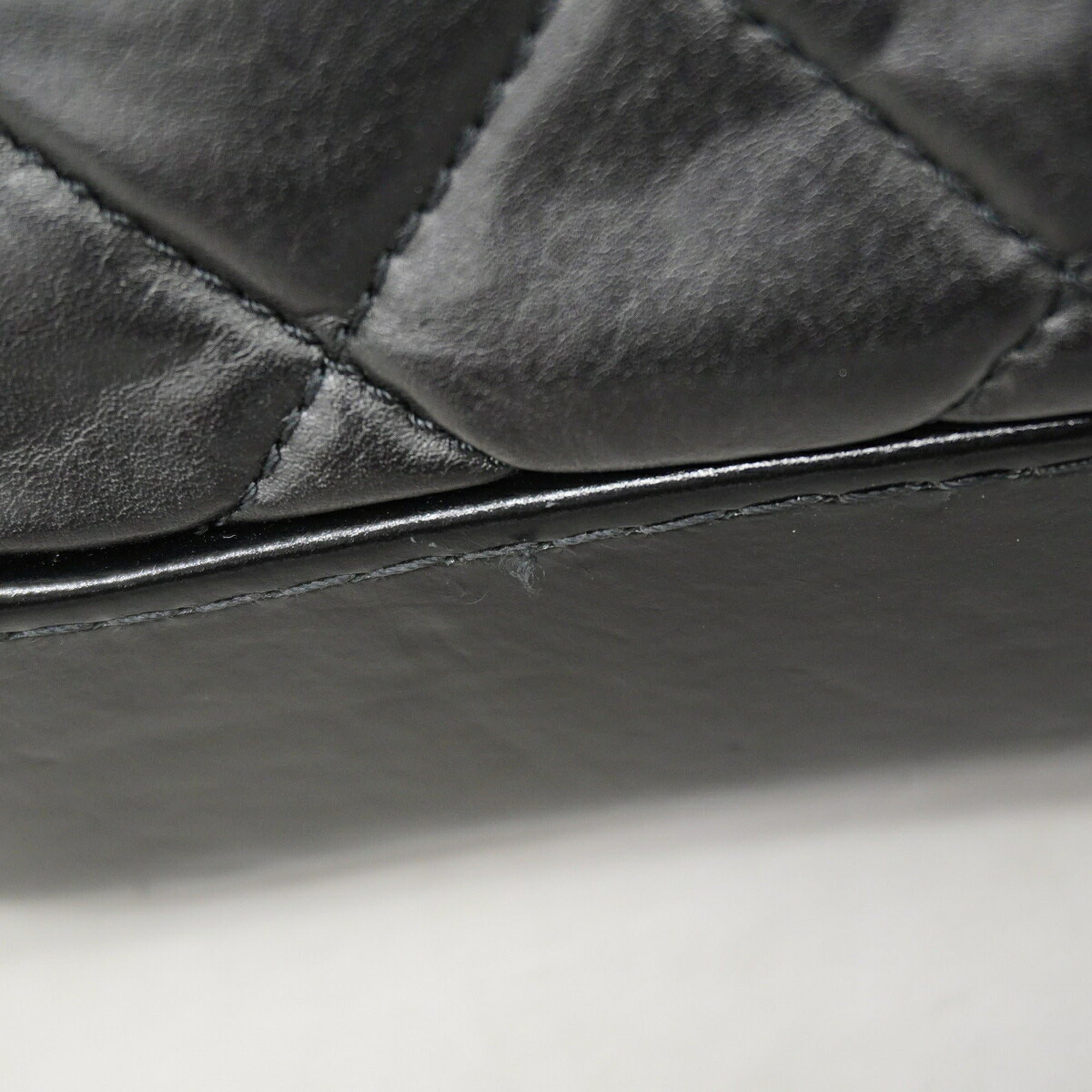 Chanel Black Leather Shoulder Bag (Pre-Owned)