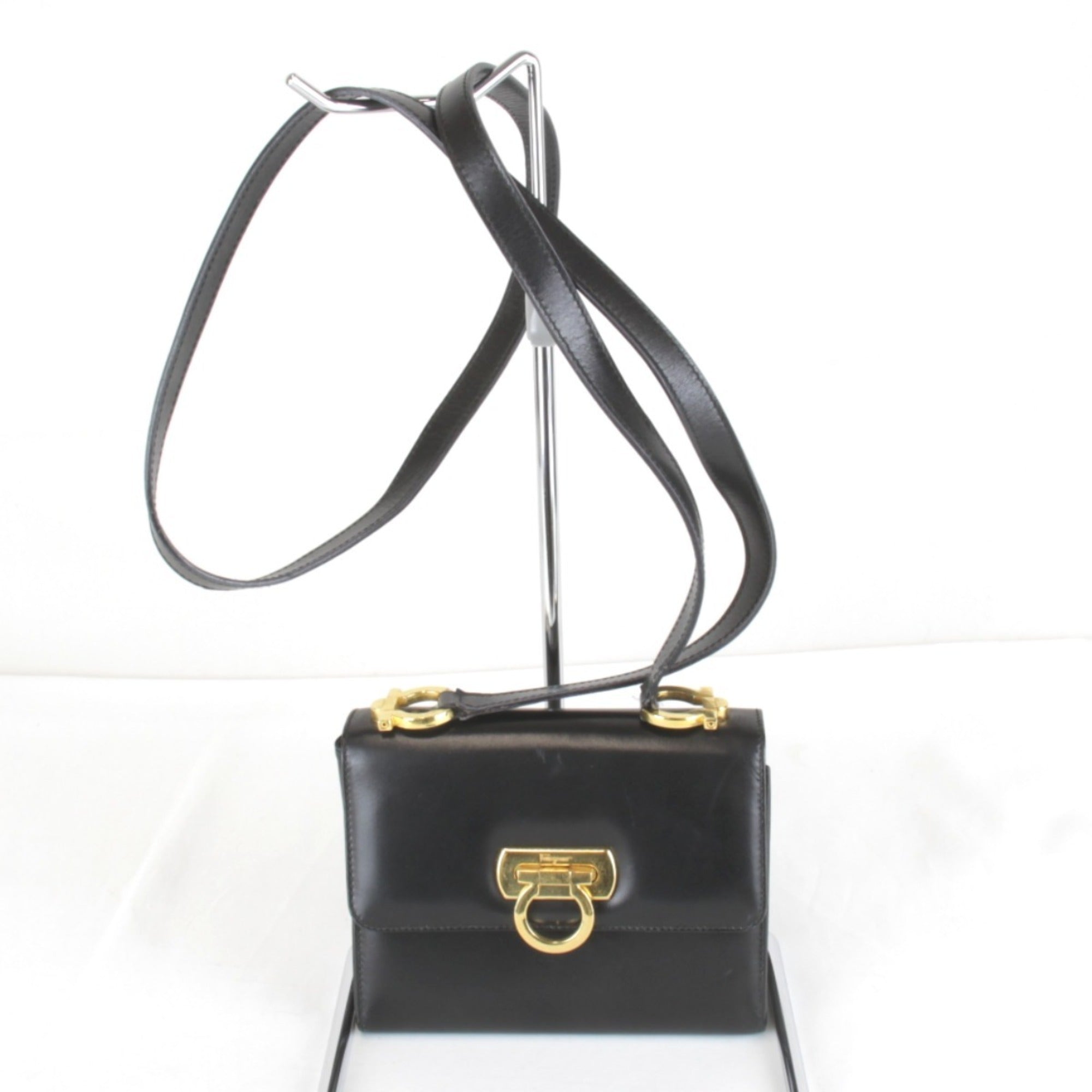 Salvatore Ferragamo Black Leather Shoulder Bag (Pre-Owned)