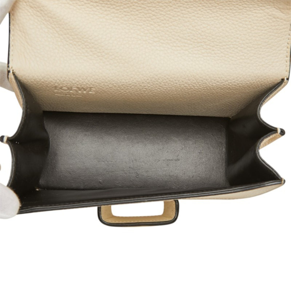Loewe Ivory Leather Shoulder Bag (Pre-Owned)