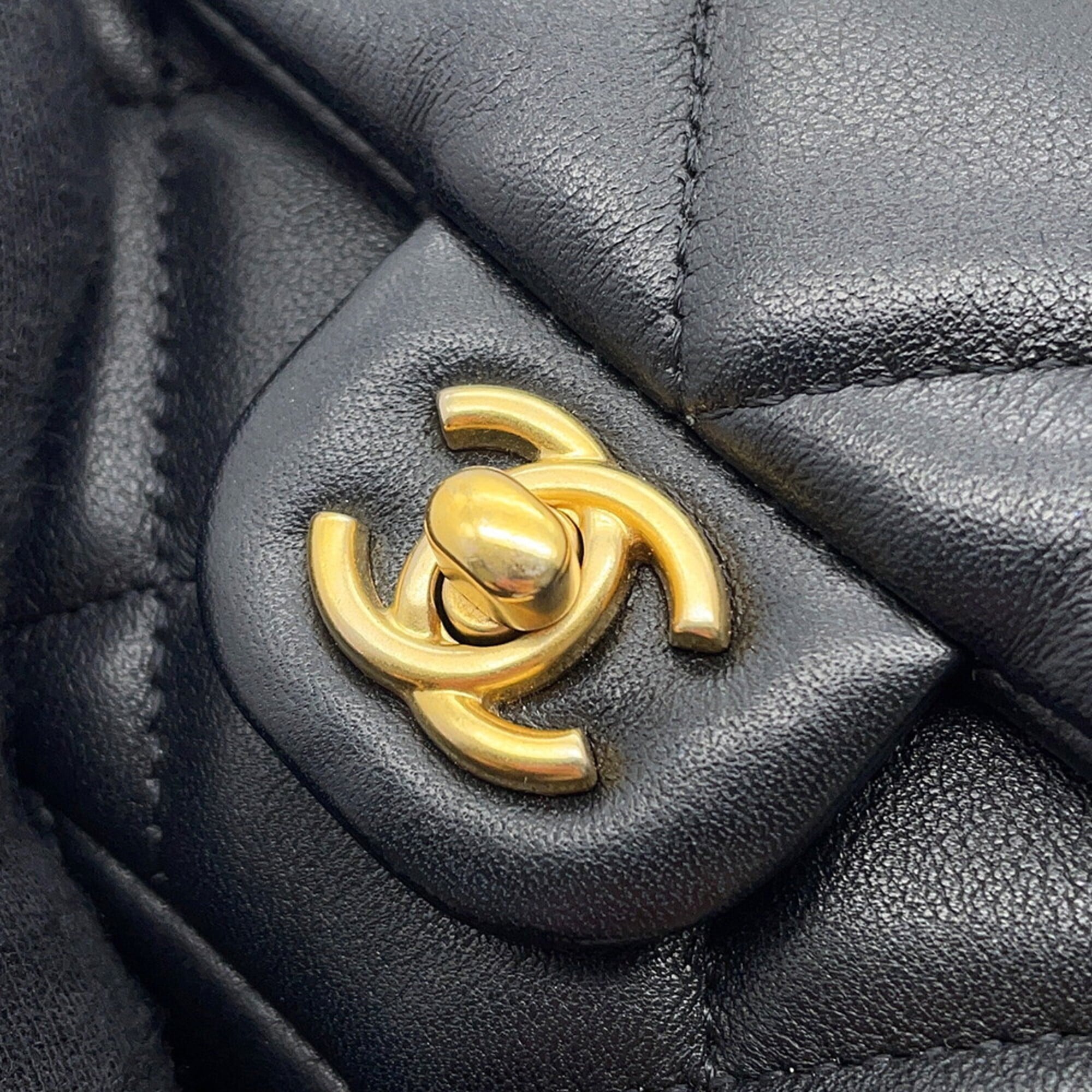 Chanel Black Leather Shoulder Bag (Pre-Owned)