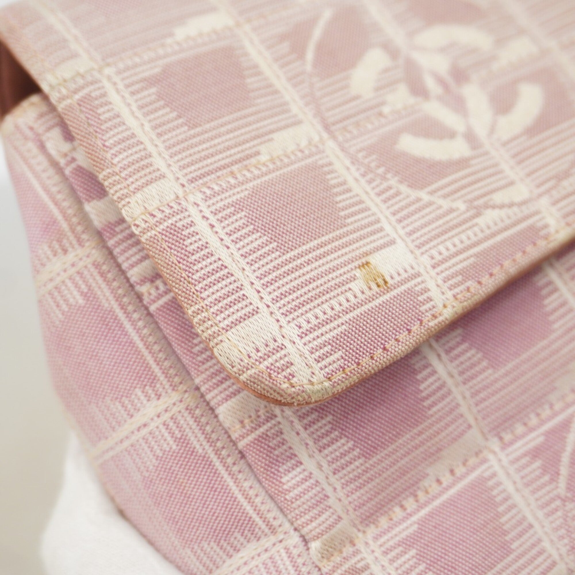 Chanel Pink Nylon Shoulder Bag (Pre-Owned)