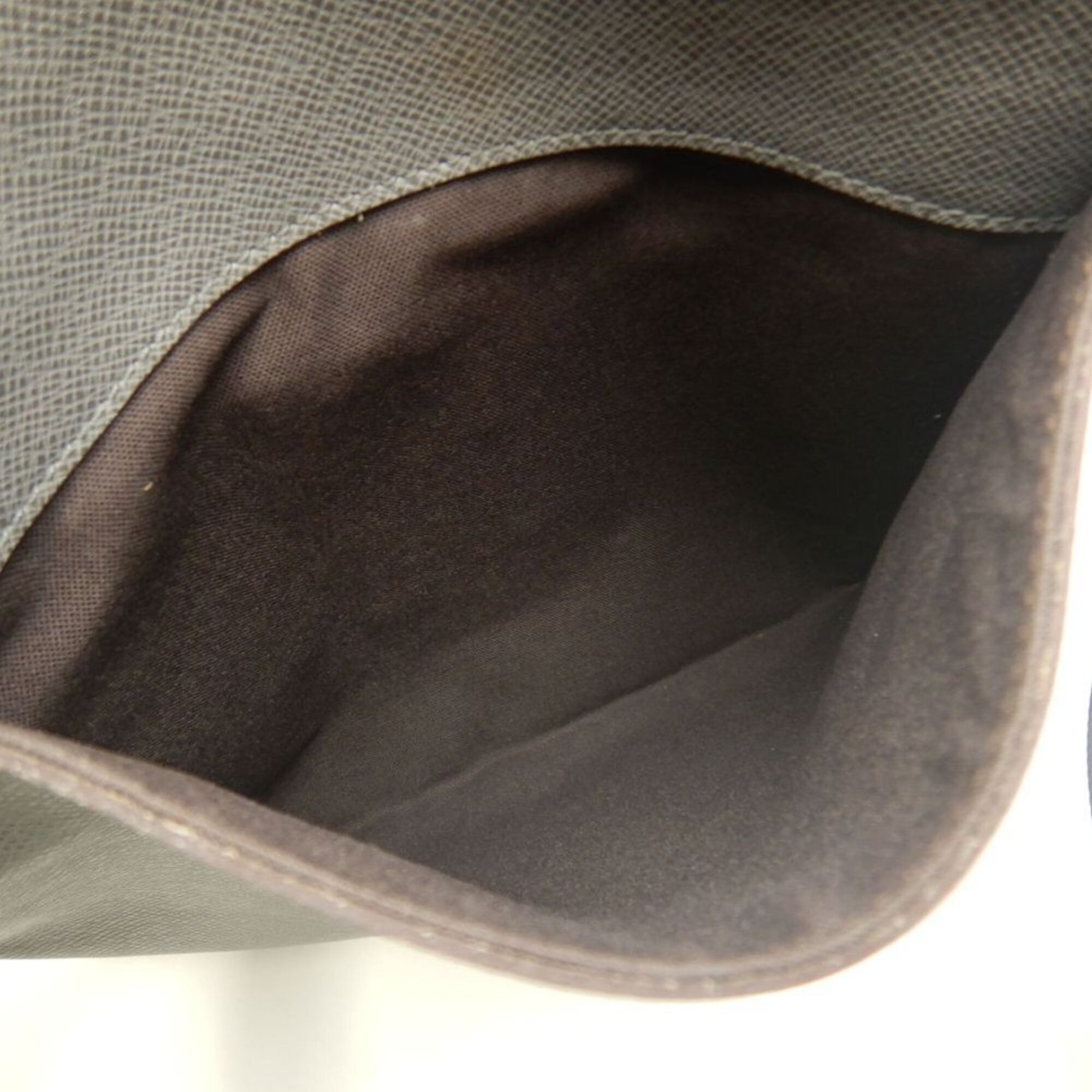 Louis Vuitton Taiga Glacier Taiga Leather Shoulder Bag (Pre-Owned)