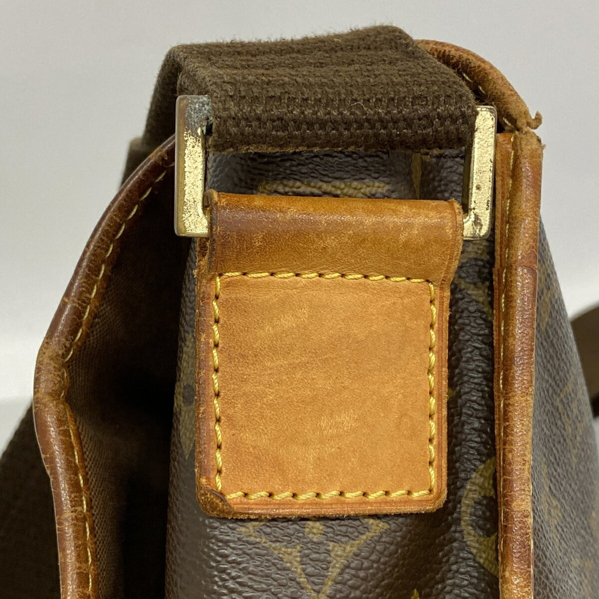 Louis Vuitton Brown Shoulder Bag (Pre-Owned)