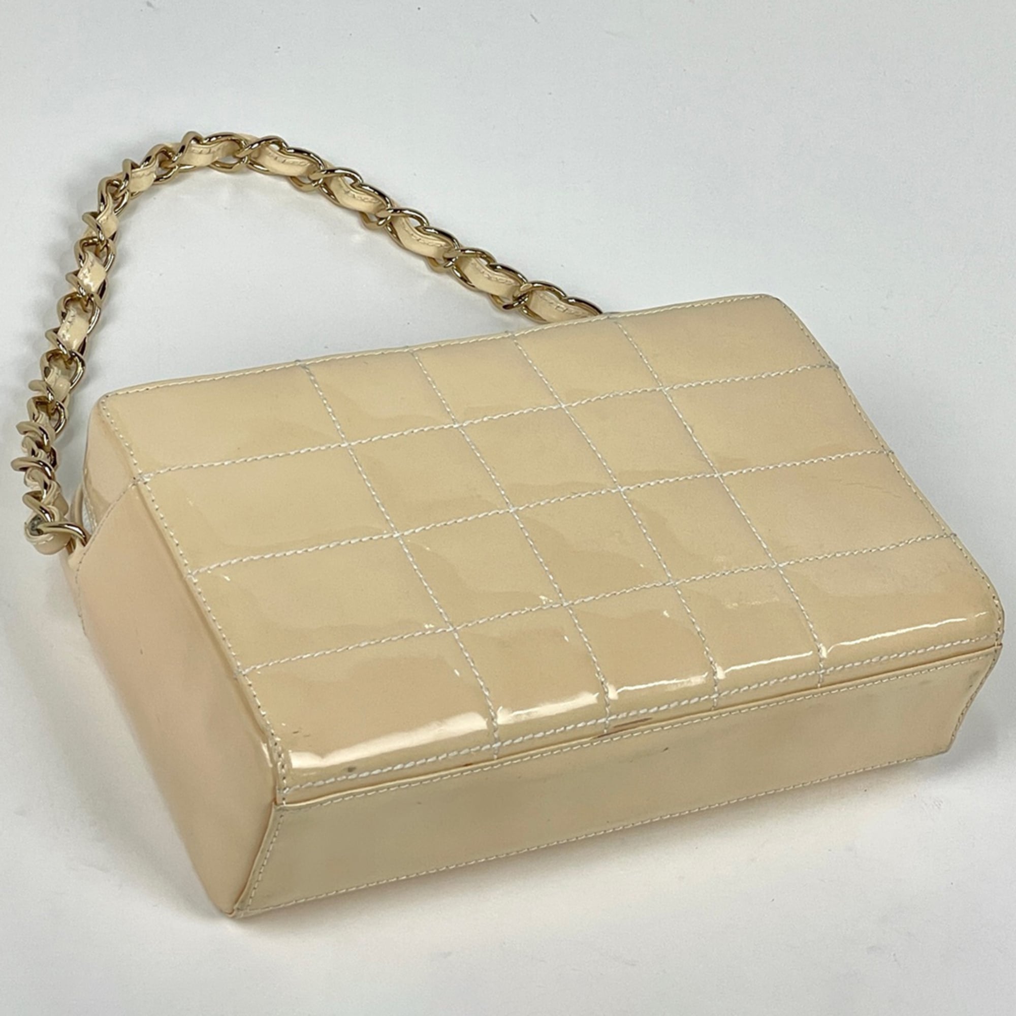Chanel Beige Patent Leather Handbag (Pre-Owned)