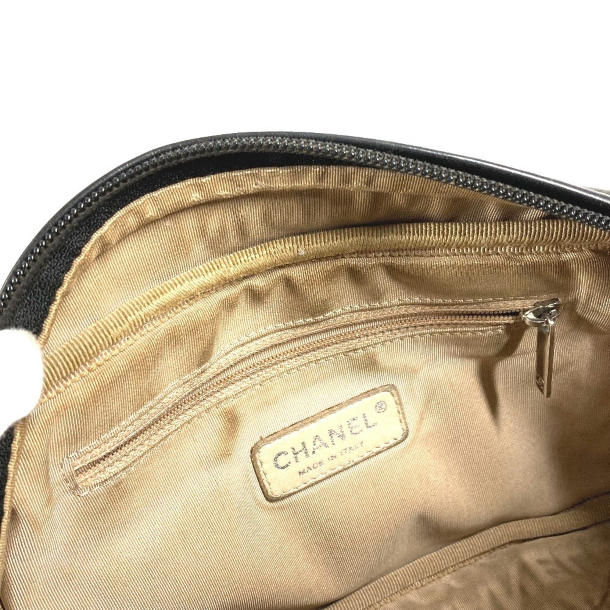 Chanel Black Leather Pochette Shoulder Bag (Pre-Owned)