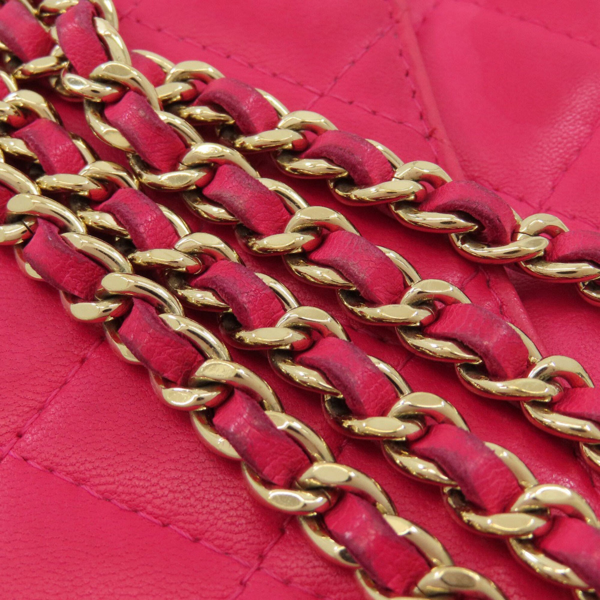 Chanel Pink Leather Shoulder Bag (Pre-Owned)