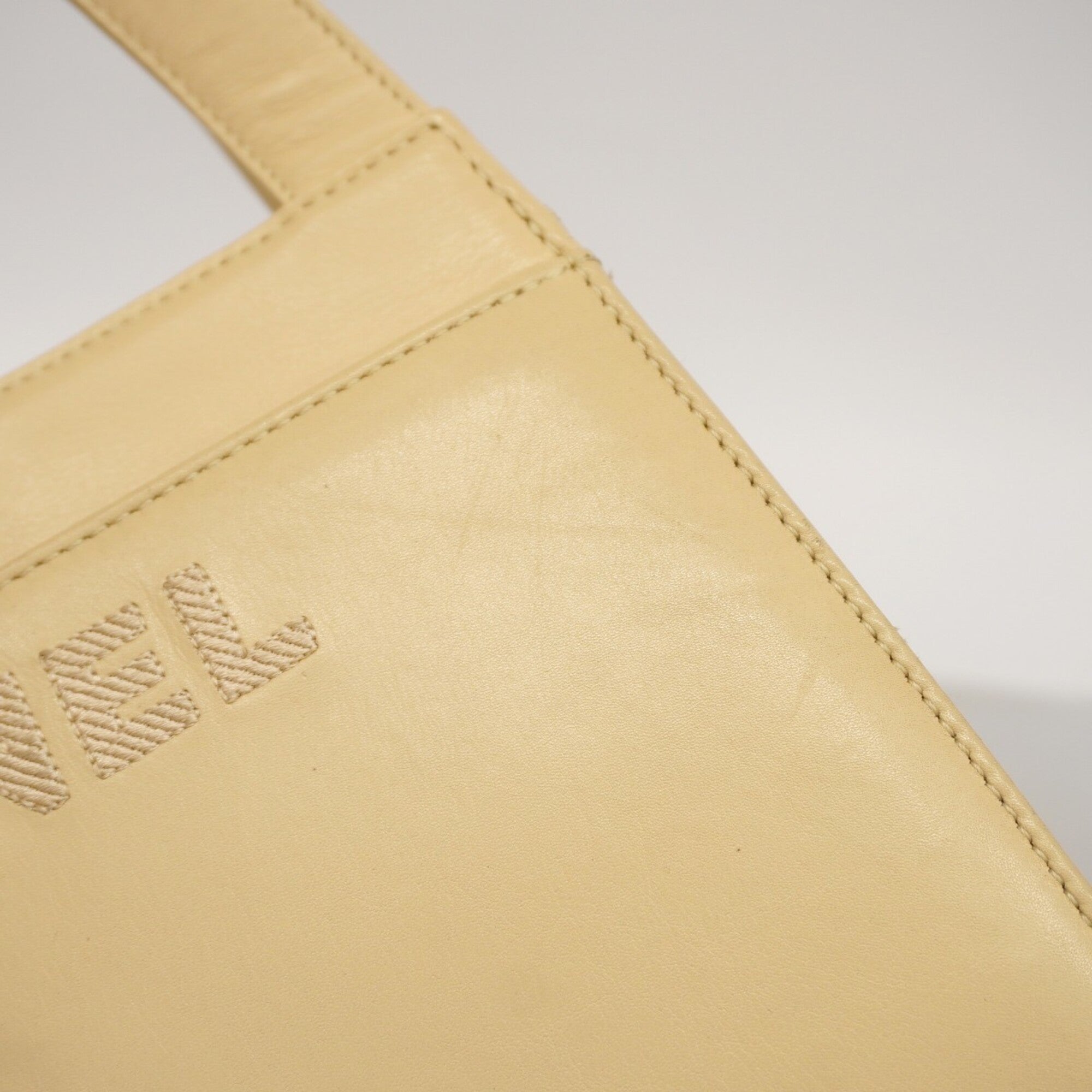 Chanel Ivory Leather Shoulder Bag (Pre-Owned)