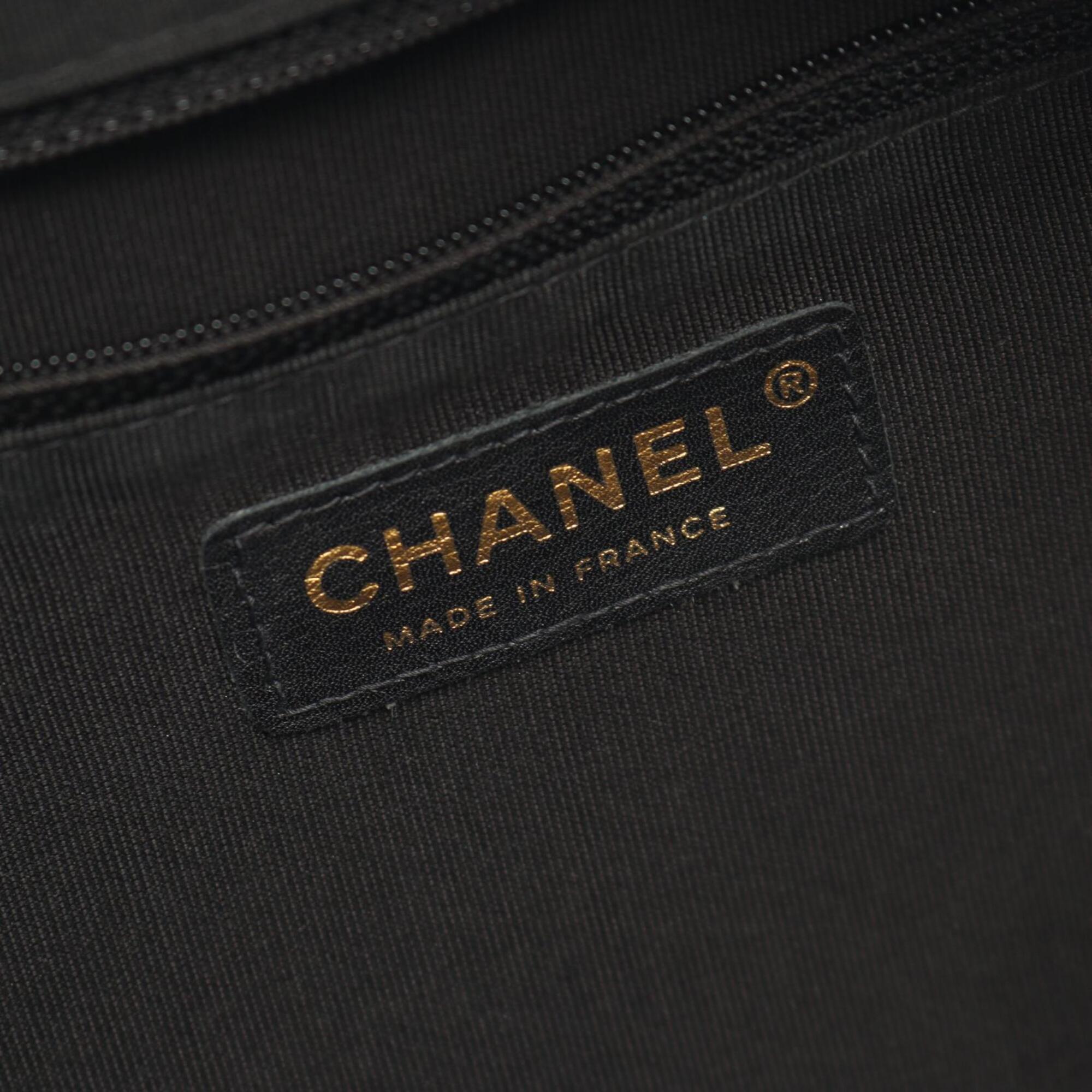 Chanel Matelasse Black Grained Calfskin Handbag (Pre-Owned)