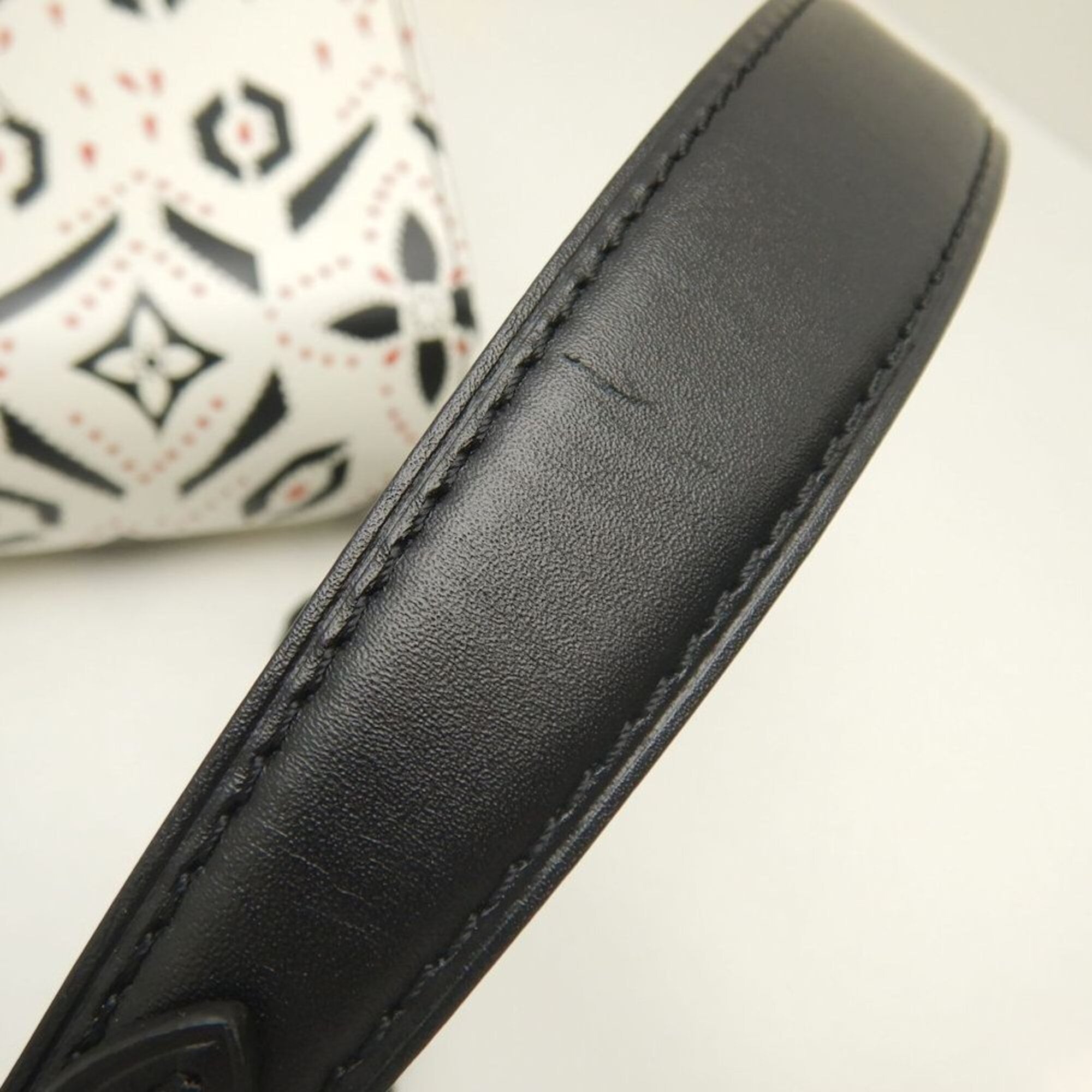 Louis Vuitton Black White Leather Shoulder Bag (Pre-Owned)