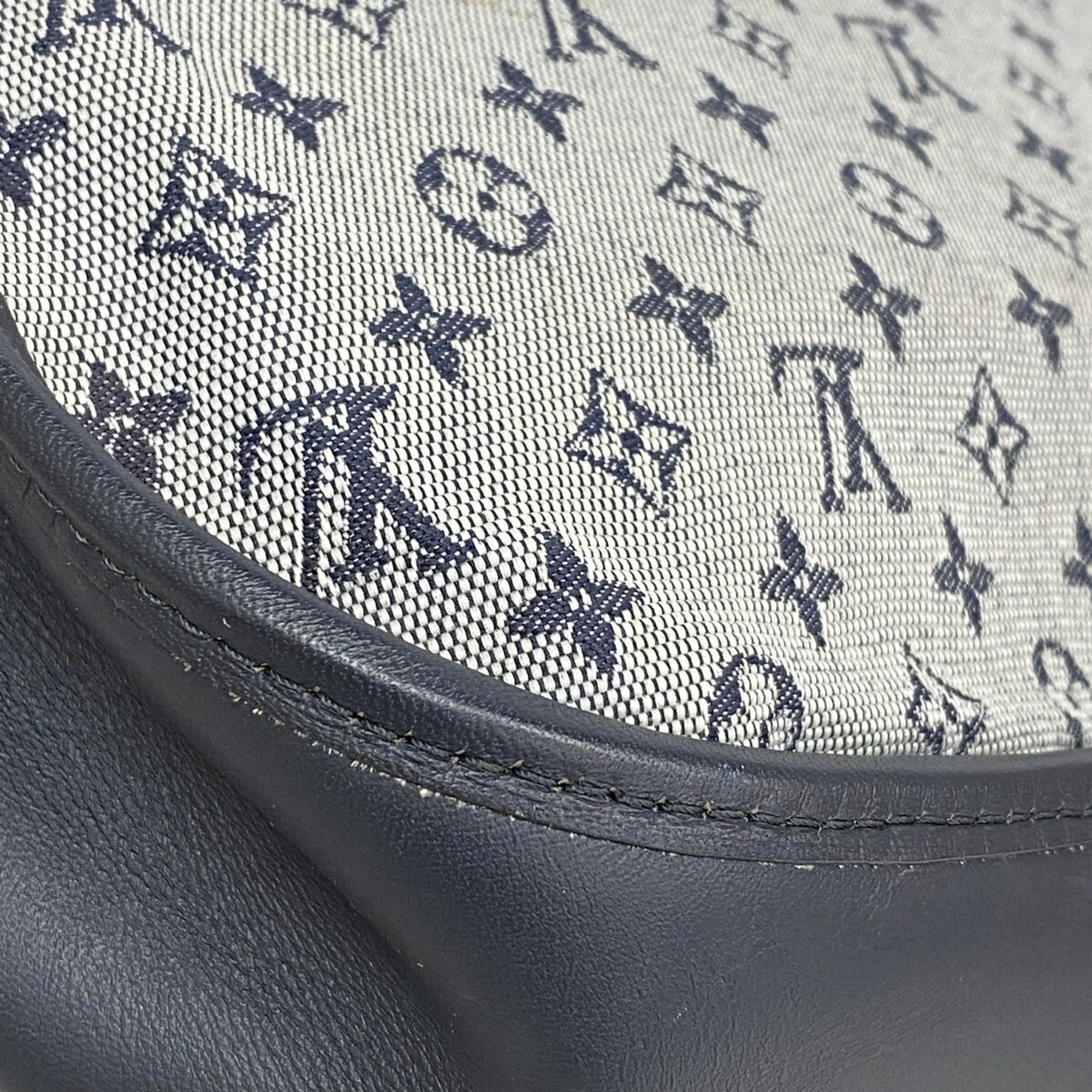 Louis Vuitton Blue Shoulder Bag (Pre-Owned)