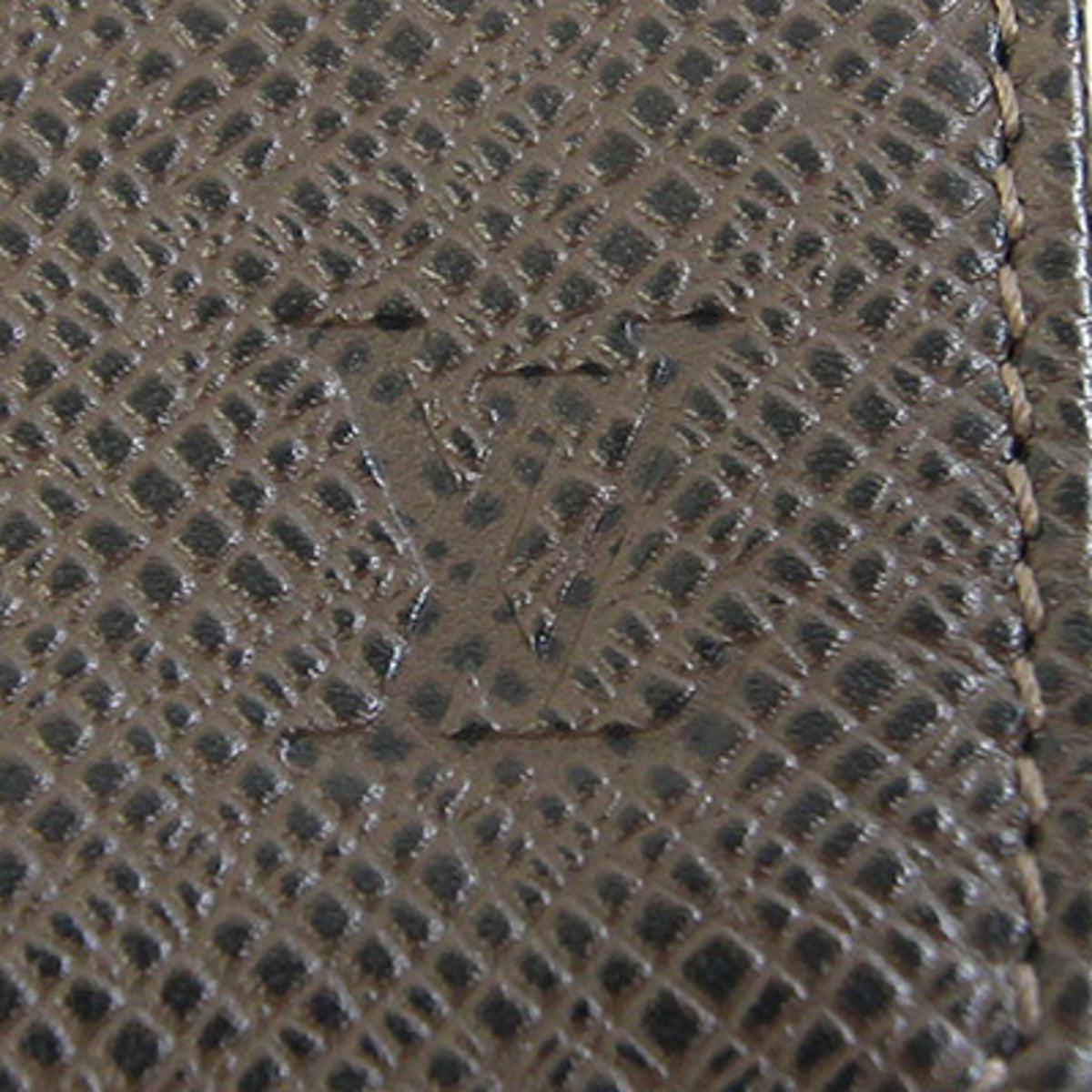 Louis Vuitton Grizzly Taiga Leather Long Bill Wallet (Bi-Fold) (Pre-Owned)