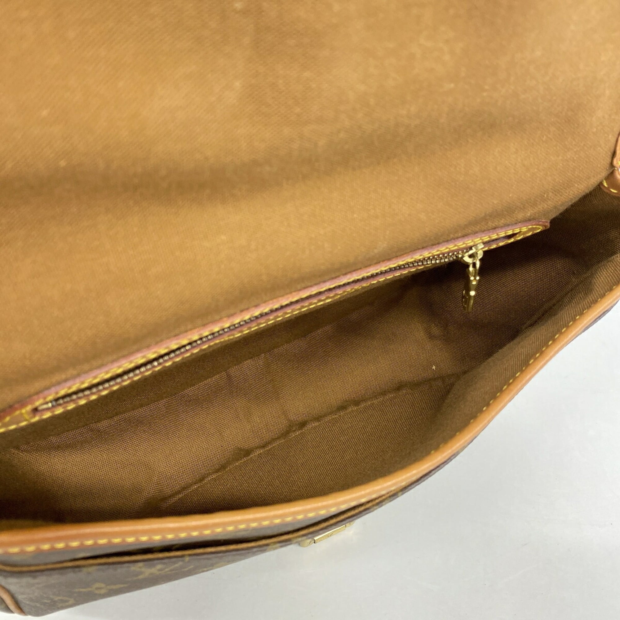 Louis Vuitton Brown Shoulder Bag (Pre-Owned)