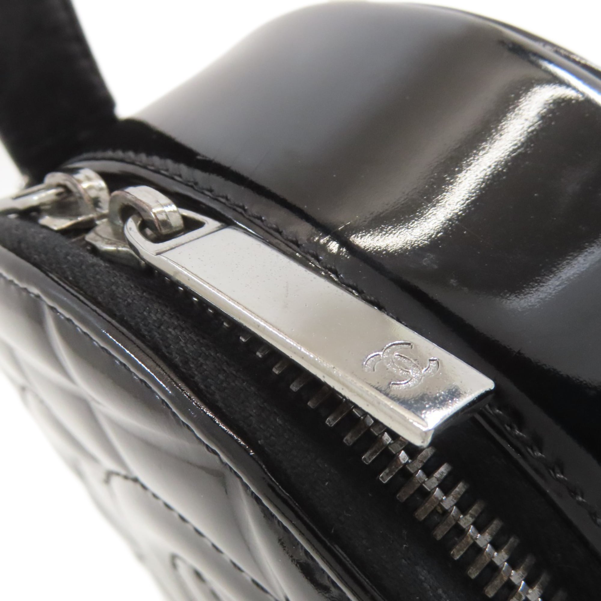 Chanel Black Leather Shoulder Bag (Pre-Owned)