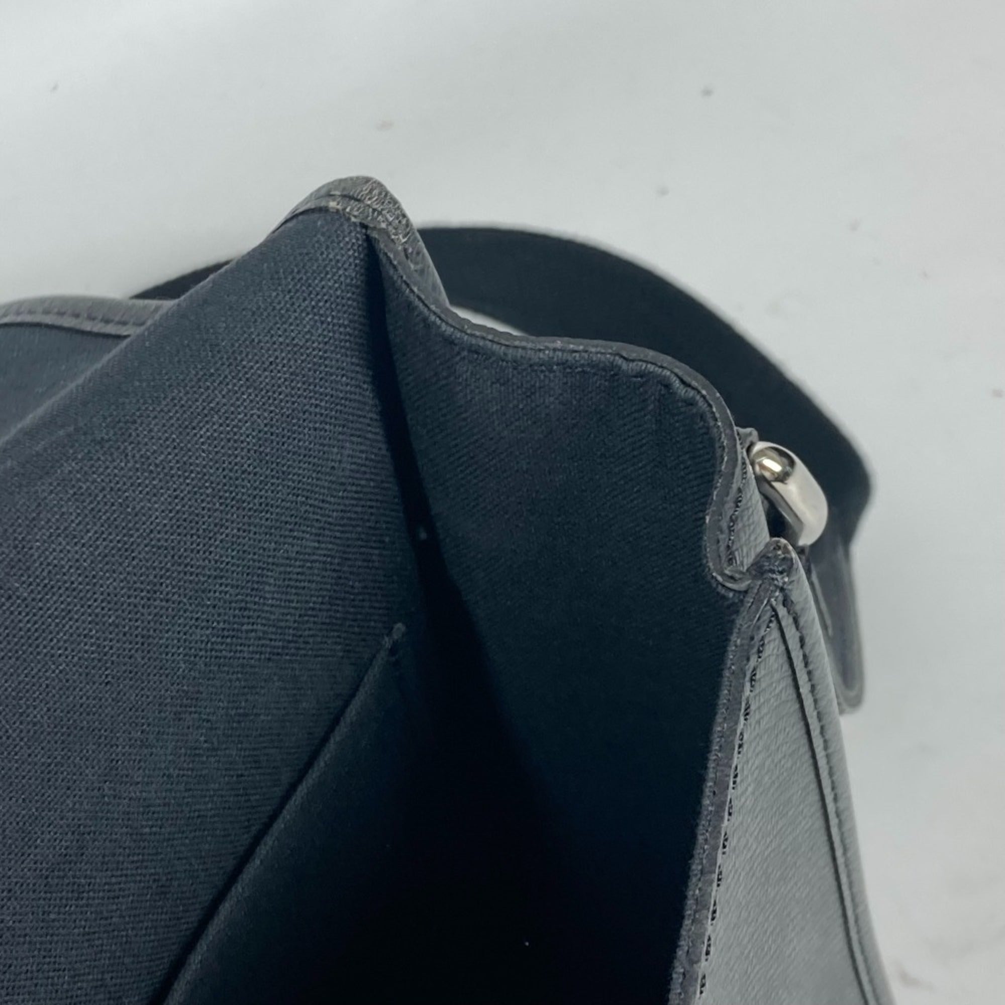 Louis Vuitton Ardoise Black Taiga Leather Messenger Bag Shoulder Bag (Pre-Owned)