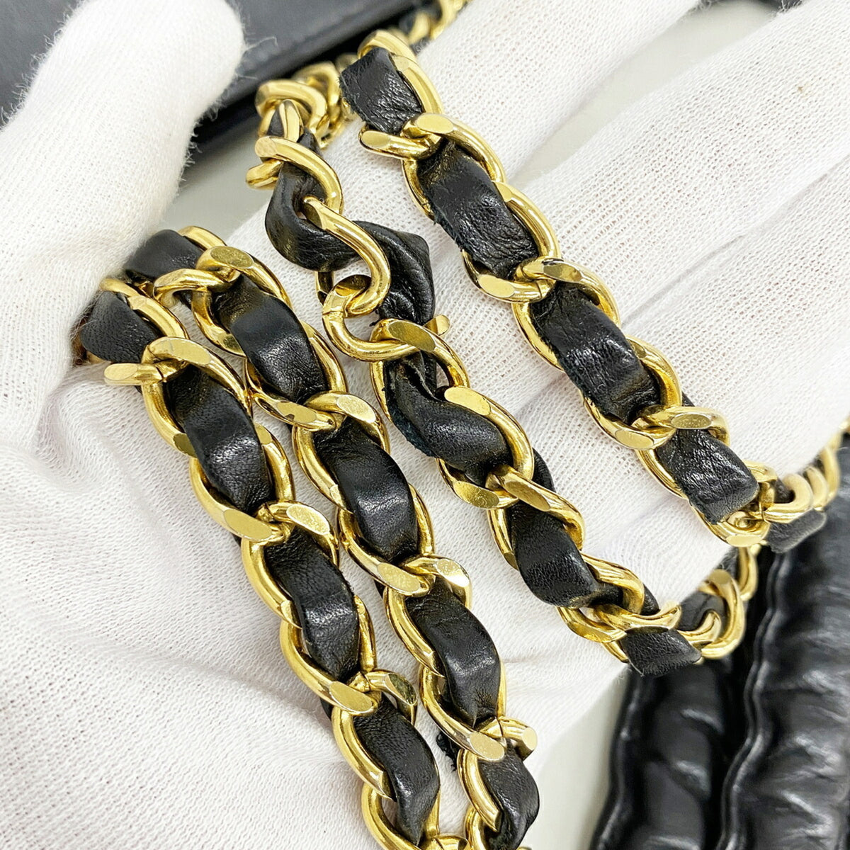 Chanel Black Leather Shoulder Bag (Pre-Owned)