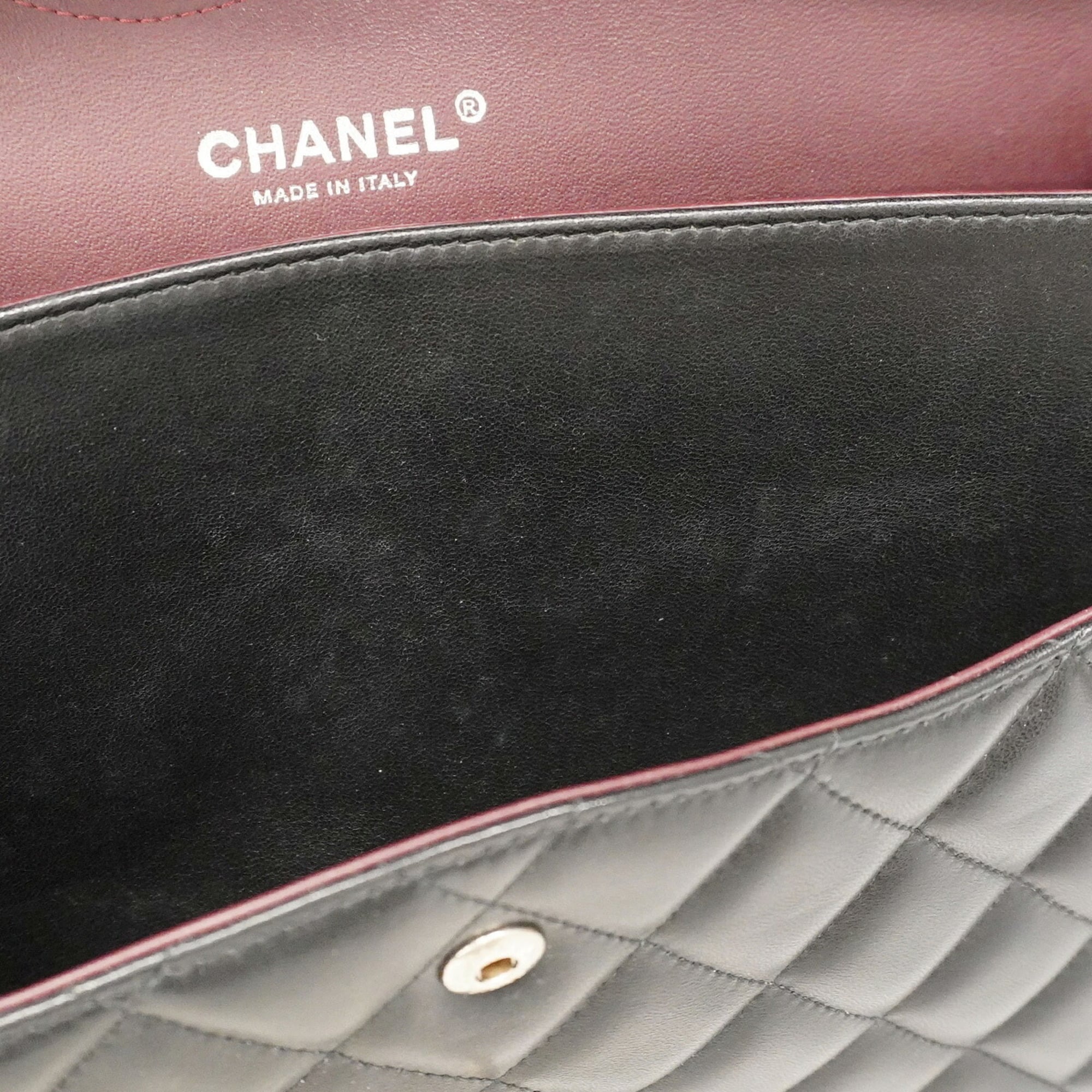 Chanel Black Leather Shoulder Bag (Pre-Owned)