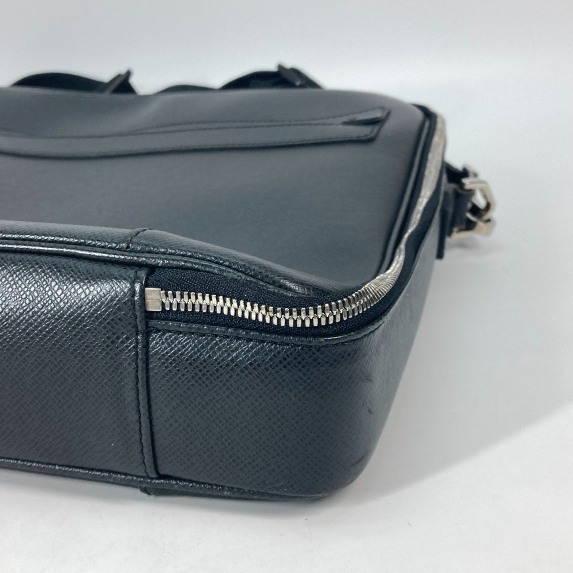 Louis Vuitton Ardoise Black Taiga Leather Handbag Shoulder Bag (Pre-Owned)