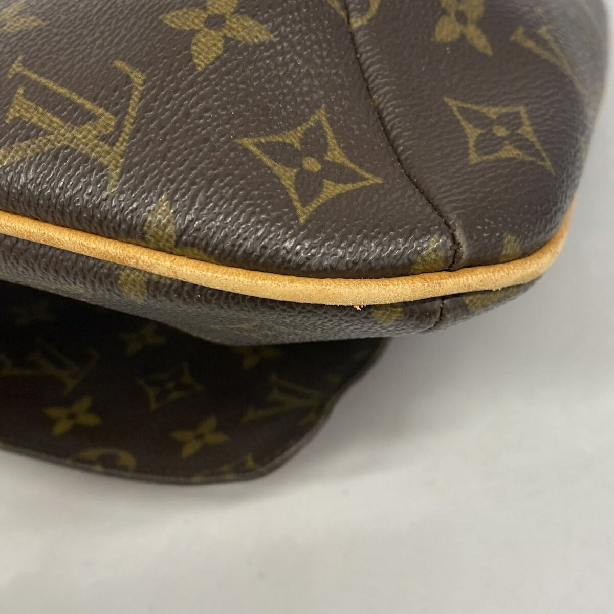 Louis Vuitton Brown Shoulder Bag (Pre-Owned)