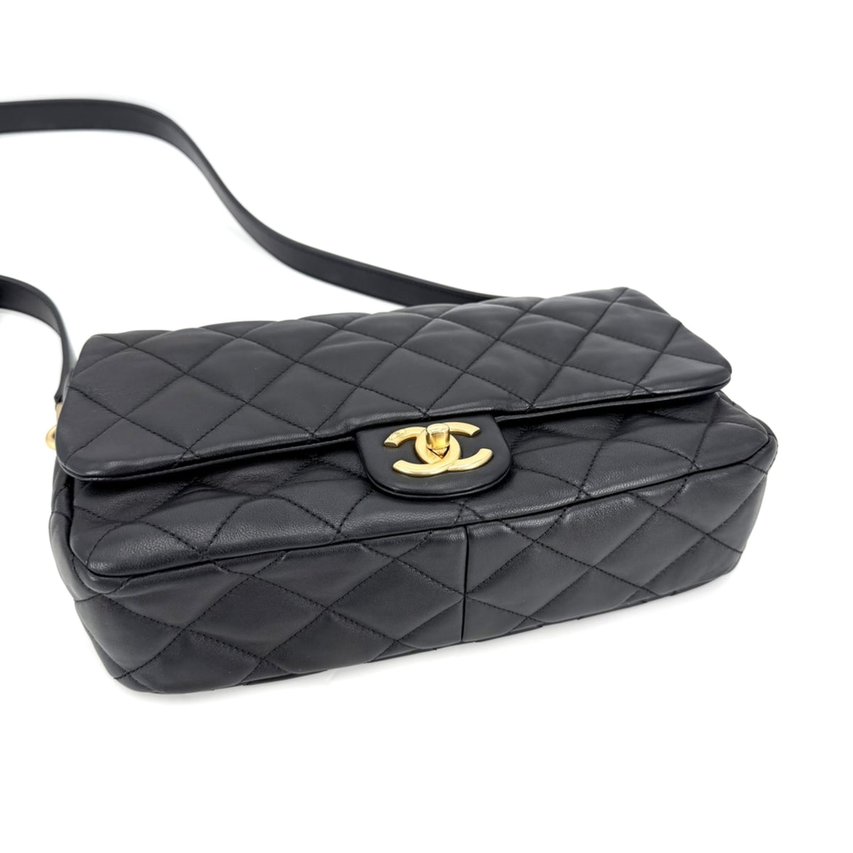 Chanel Matelasse Black Leather Shoulder Bag (Pre-Owned)