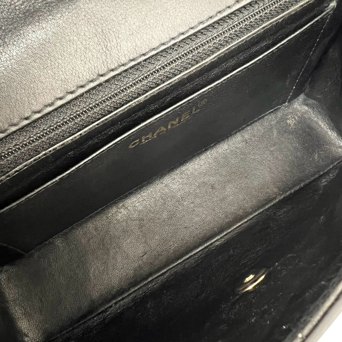 Chanel Black Leather Pochette Shoulder Bag (Pre-Owned)