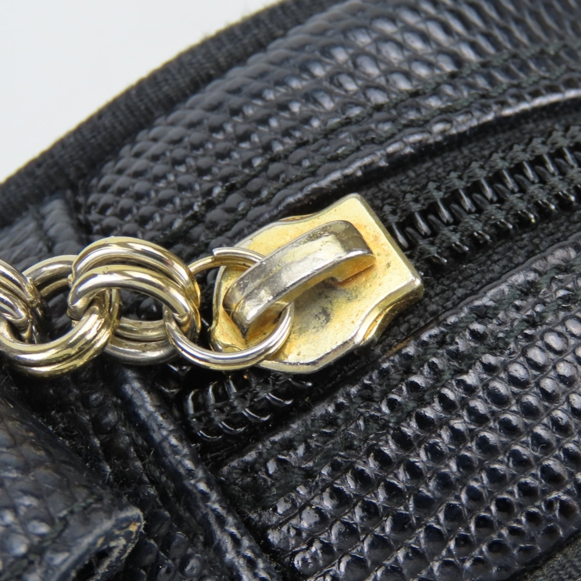 Salvatore Ferragamo Vara Black Leather Shoulder Bag (Pre-Owned)