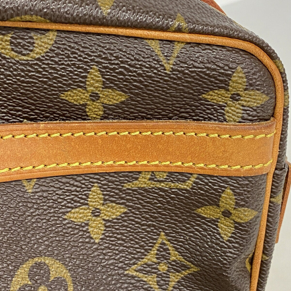 Louis Vuitton Brown Shoulder Bag (Pre-Owned)