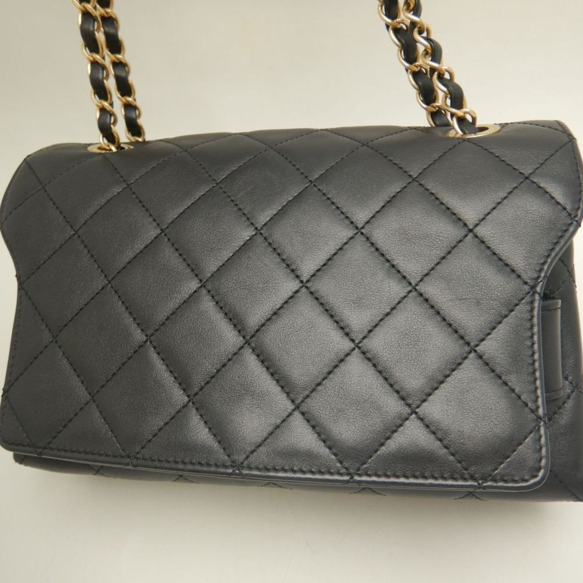 Chanel Black Leather Shoulder Bag (Pre-Owned)