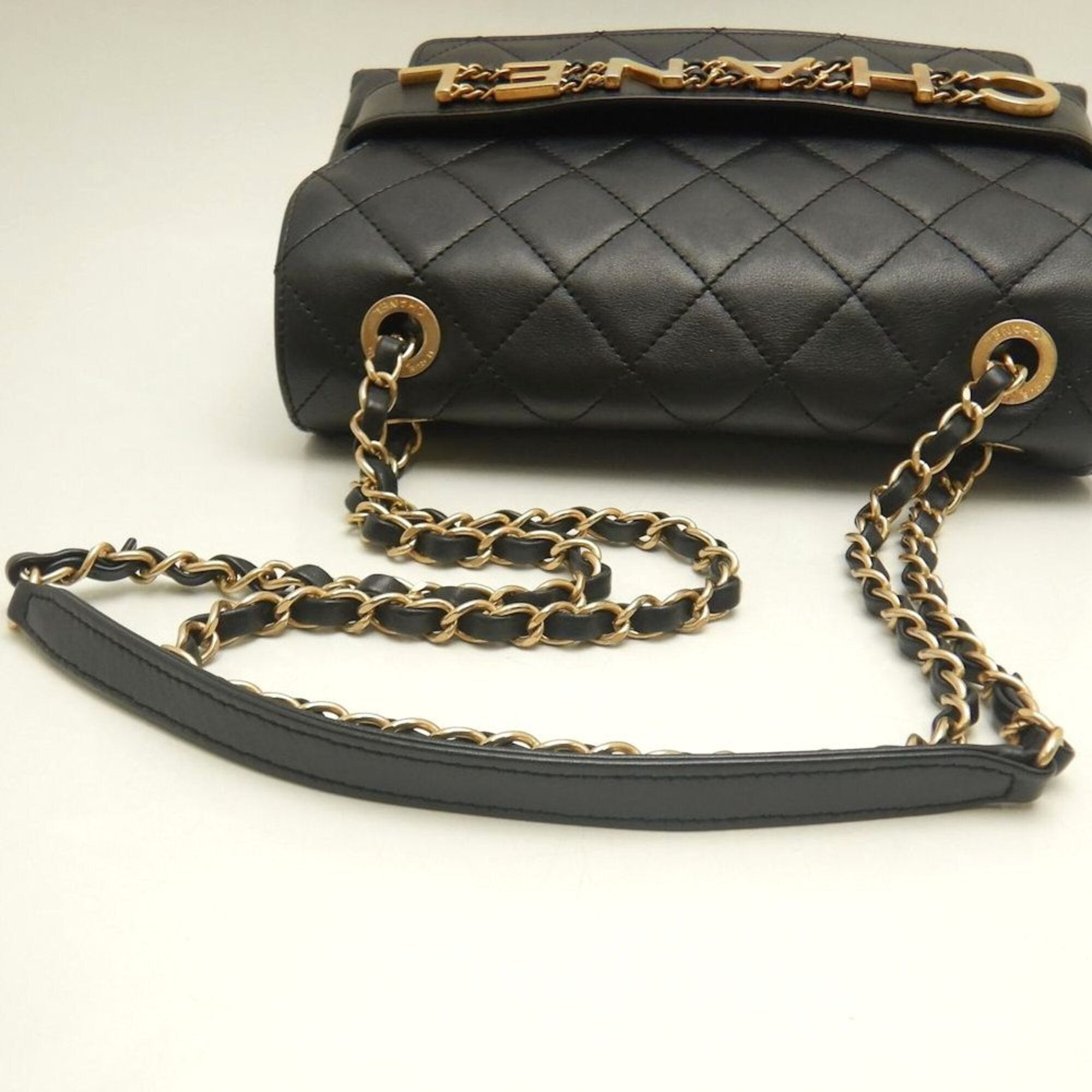 Chanel Black Leather Shoulder Bag (Pre-Owned)