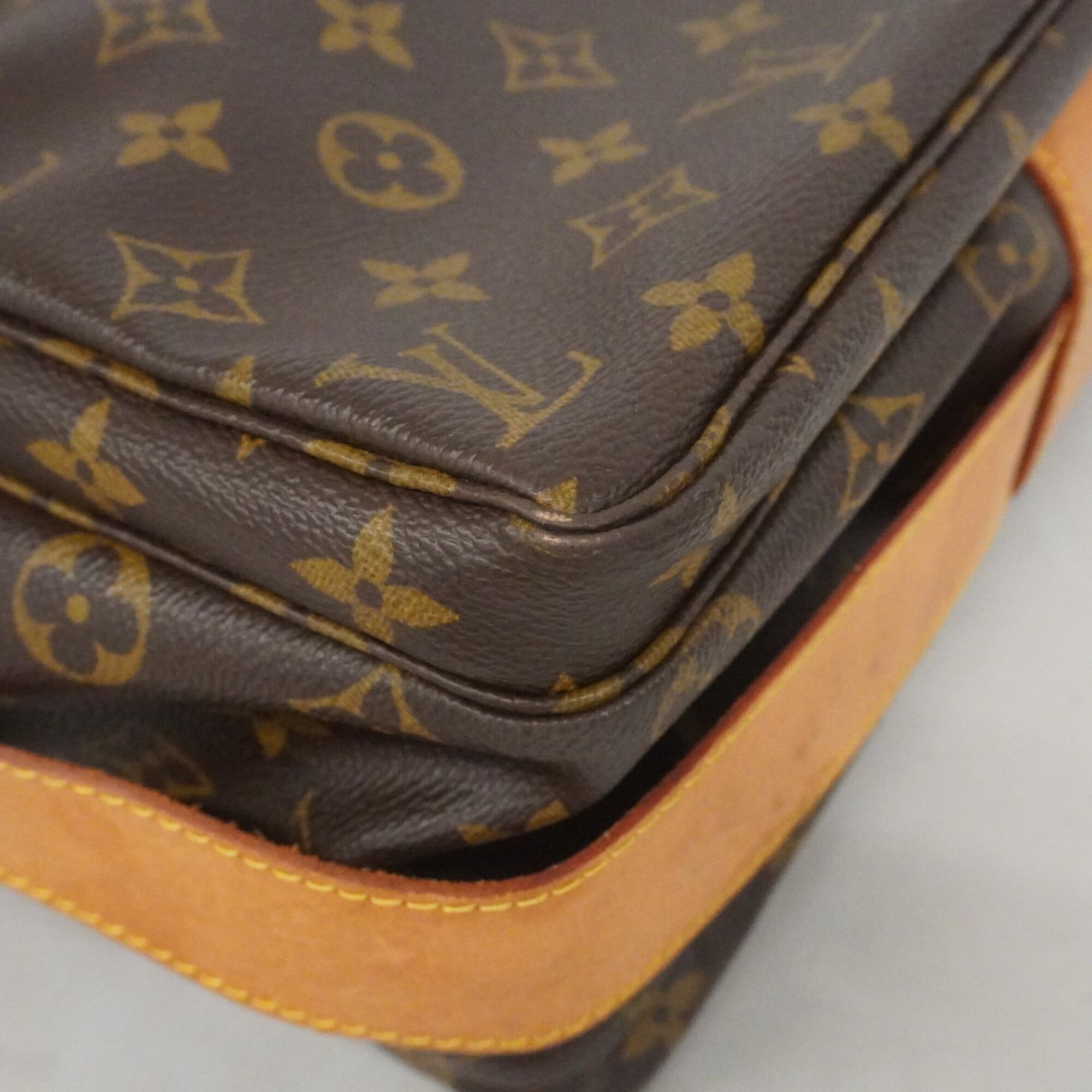 Louis Vuitton Brown Shoulder Bag (Pre-Owned)